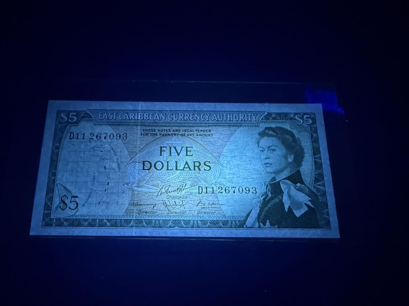 【炜奕收藏】，第五十七期，英联邦女王专场 1965年东加勒比地区2元，UNC-品相，边缘轻微压痕，号码无4，戎装女王像