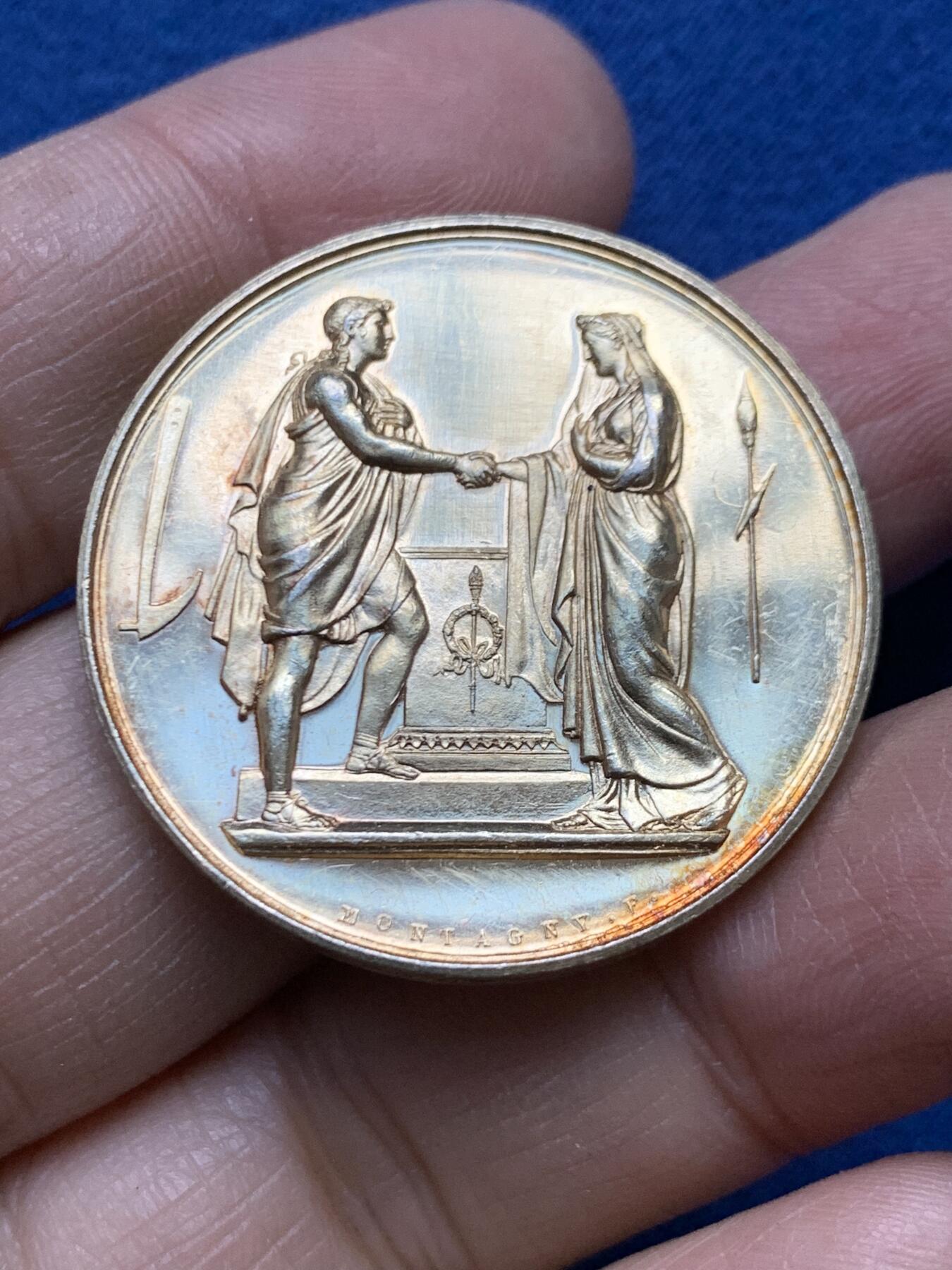 《竞宝斋》第458场 周日，周一，周二   3场连拍 （全场包邮）欢迎送拍 法国结婚纪念镀金银章，18.52g，34.6mm，手指边铭