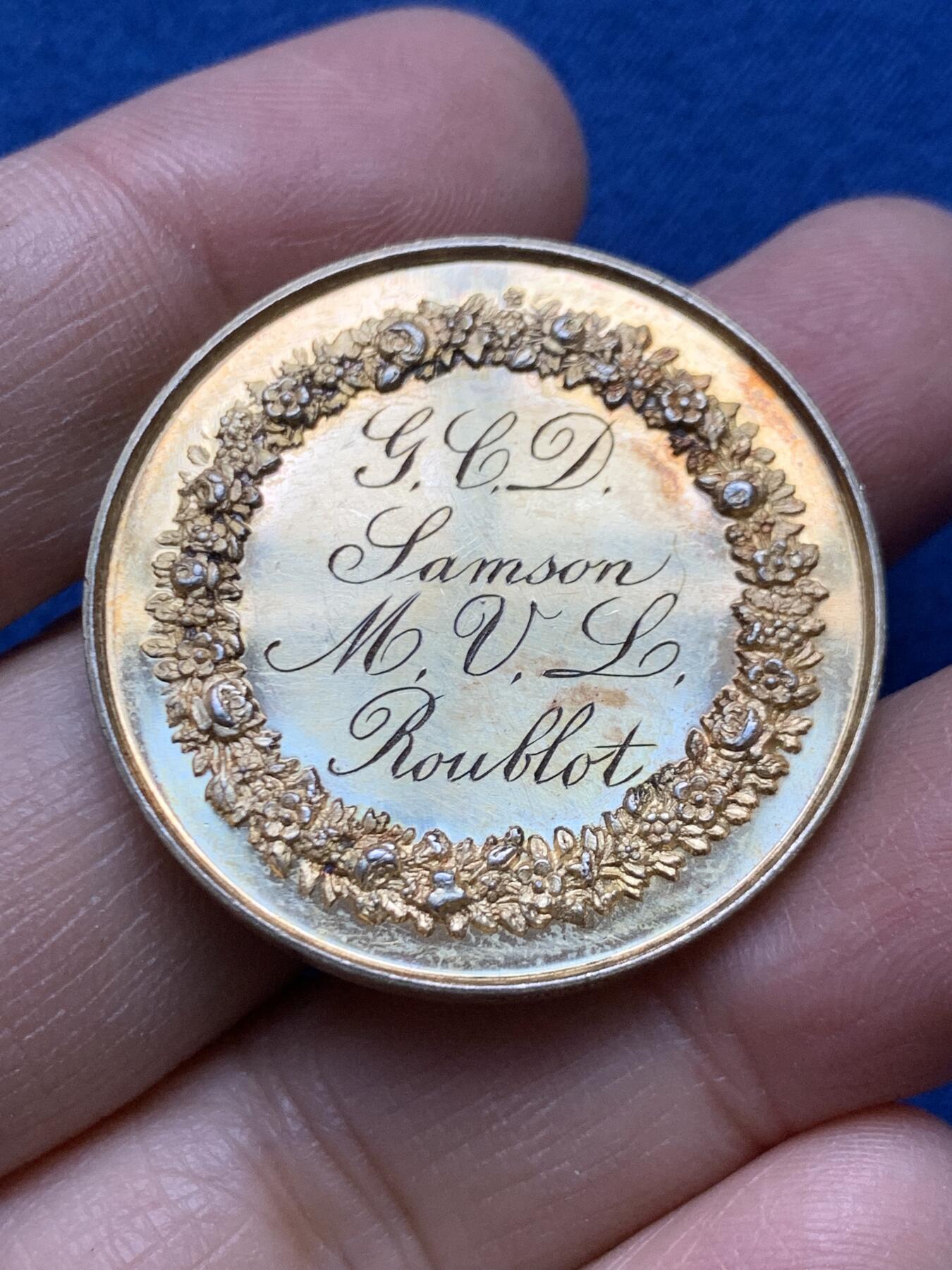 《竞宝斋》第458场 周日，周一，周二   3场连拍 （全场包邮）欢迎送拍 法国结婚纪念镀金银章，18.52g，34.6mm，手指边铭