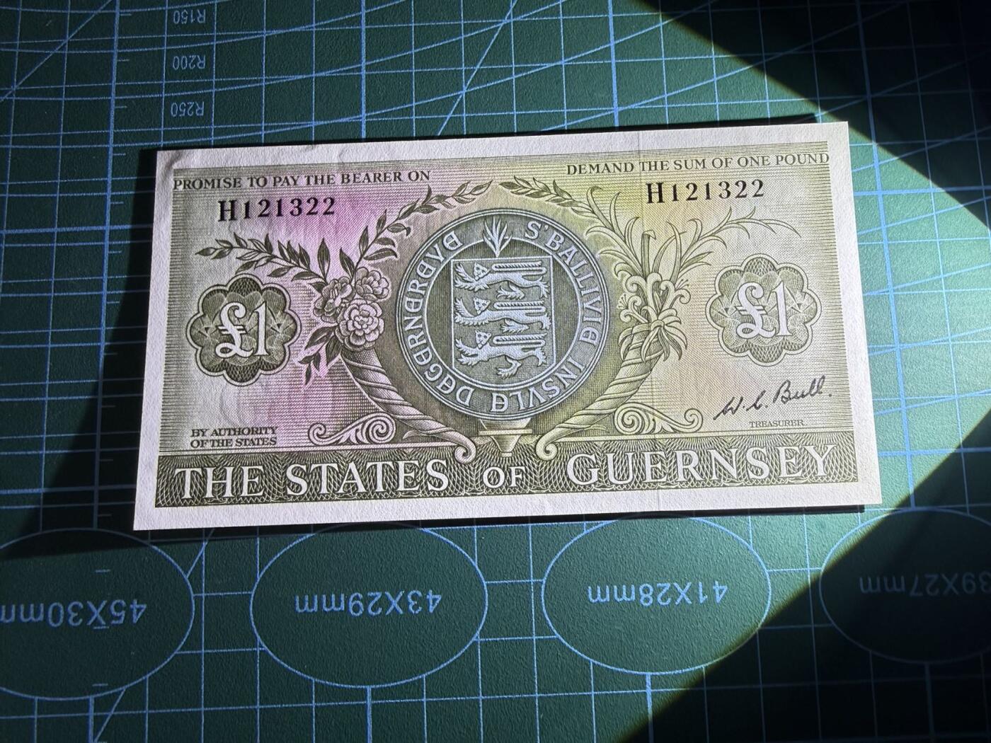 【炜奕收藏】，第五十七期，英联邦女王专场 1969年根西岛1镑，UNC-品相，轻微压痕，号码无47全小号，荧光漂亮