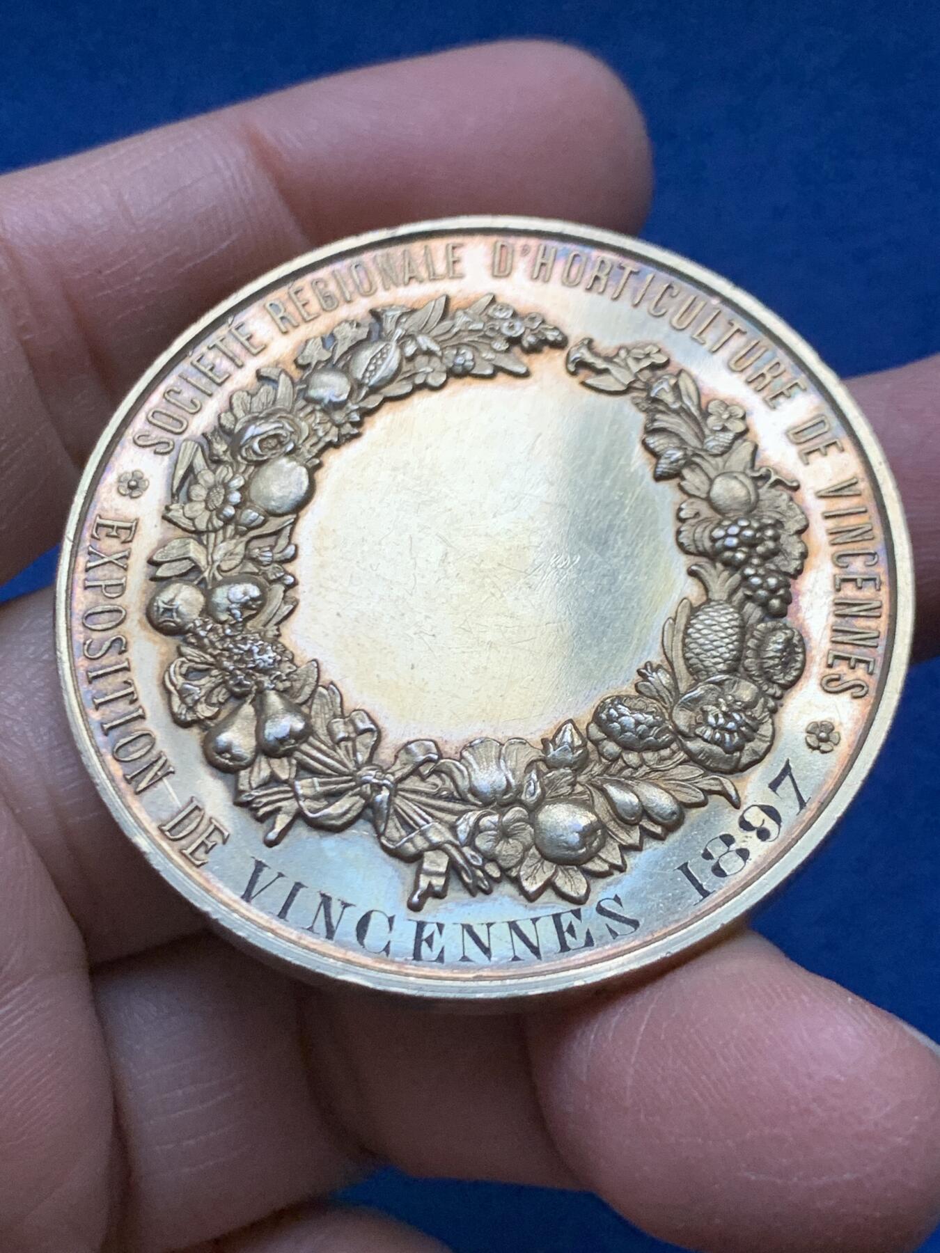 《竞宝斋》第458场 周日，周一，周二   3场连拍 （全场包邮）欢迎送拍 法国文森园艺协会镀金银章，50.5g，46.3mm，边铭：密涅瓦+菱形argent 950/1000边铭