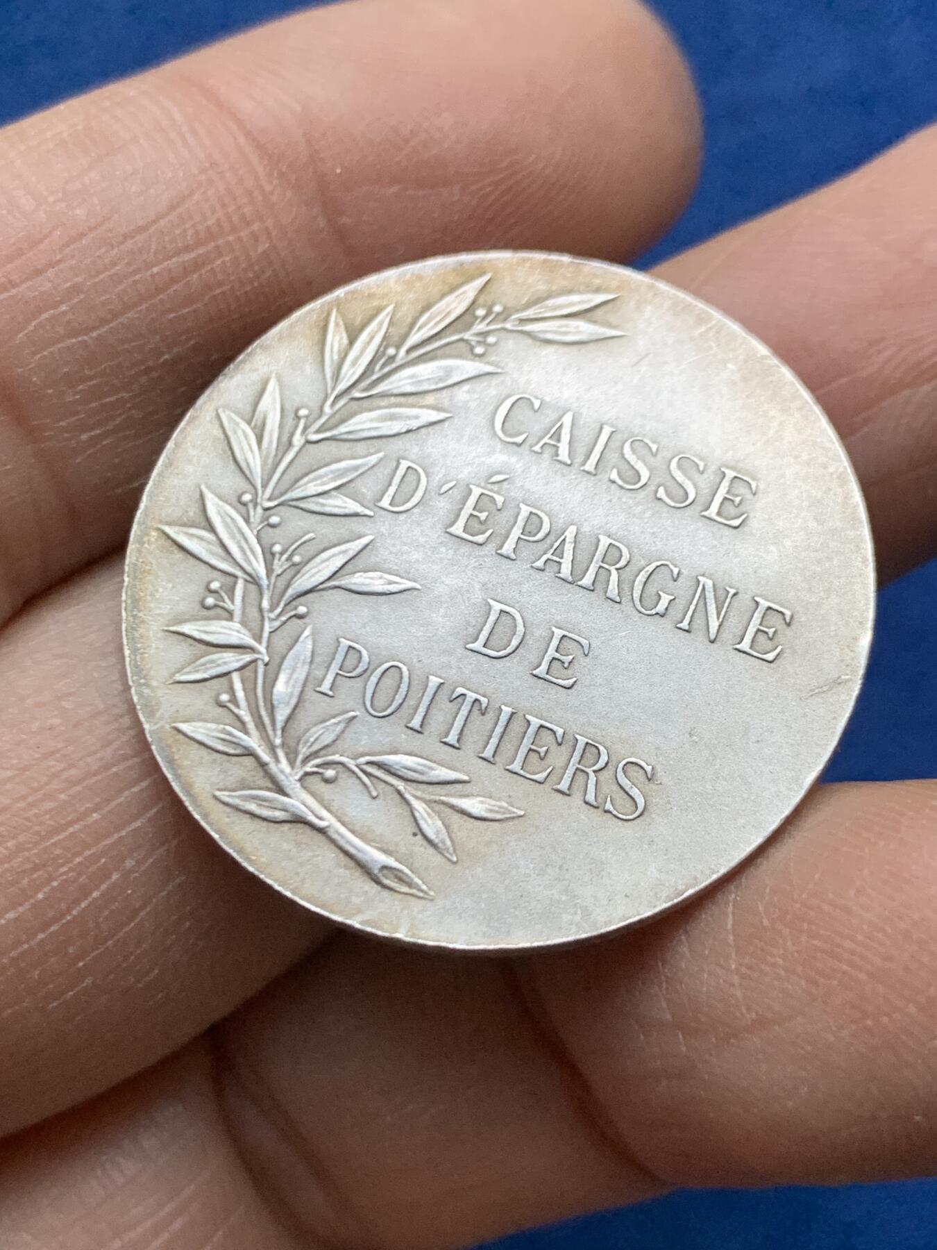 《竞宝斋》第458场 周日，周一，周二   3场连拍 （全场包邮）欢迎送拍 法国普瓦捷储蓄银行银质代币，海妖在澡盆里，11.1g，30mm，丰饶角1argent边铭