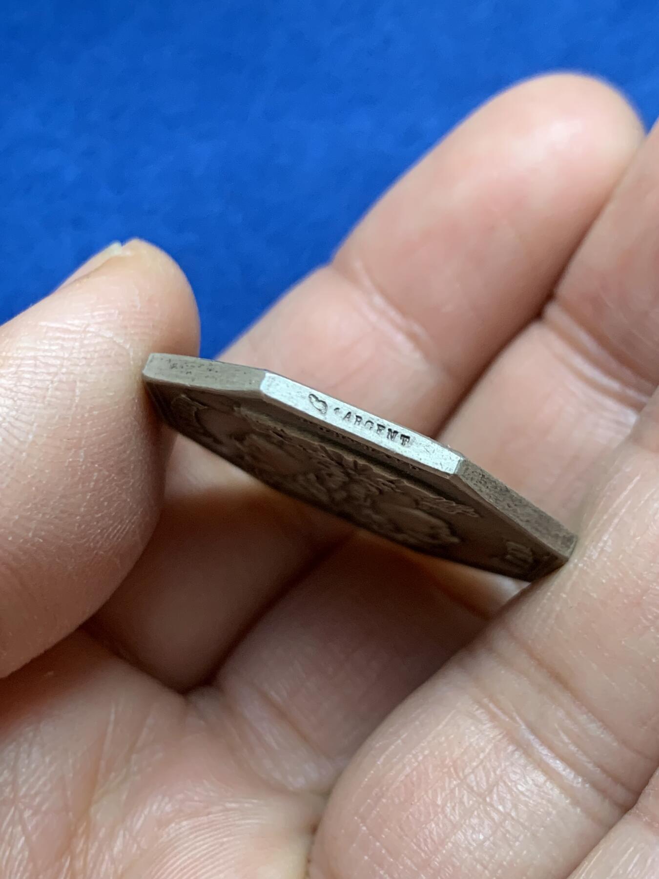 《竞宝斋》第458场 周日，周一，周二   3场连拍 （全场包邮）欢迎送拍 法国八角银章，双面神犀利之“没有不带刺的玫瑰，也没有没有烦恼的爱情”，13.83g，30.2mm，丰饶角1argent边铭