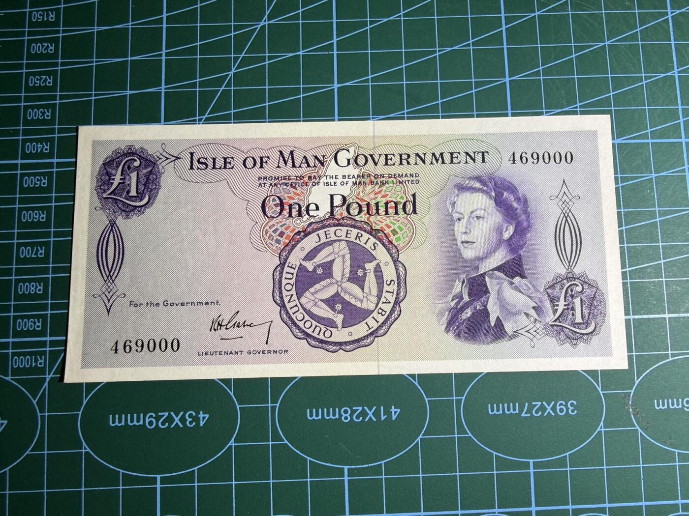 【炜奕收藏】，第五十七期，英联邦女王专场 1961年马恩岛1镑，UNC品相，豹子号，无字母冠号a版，戎装女王像