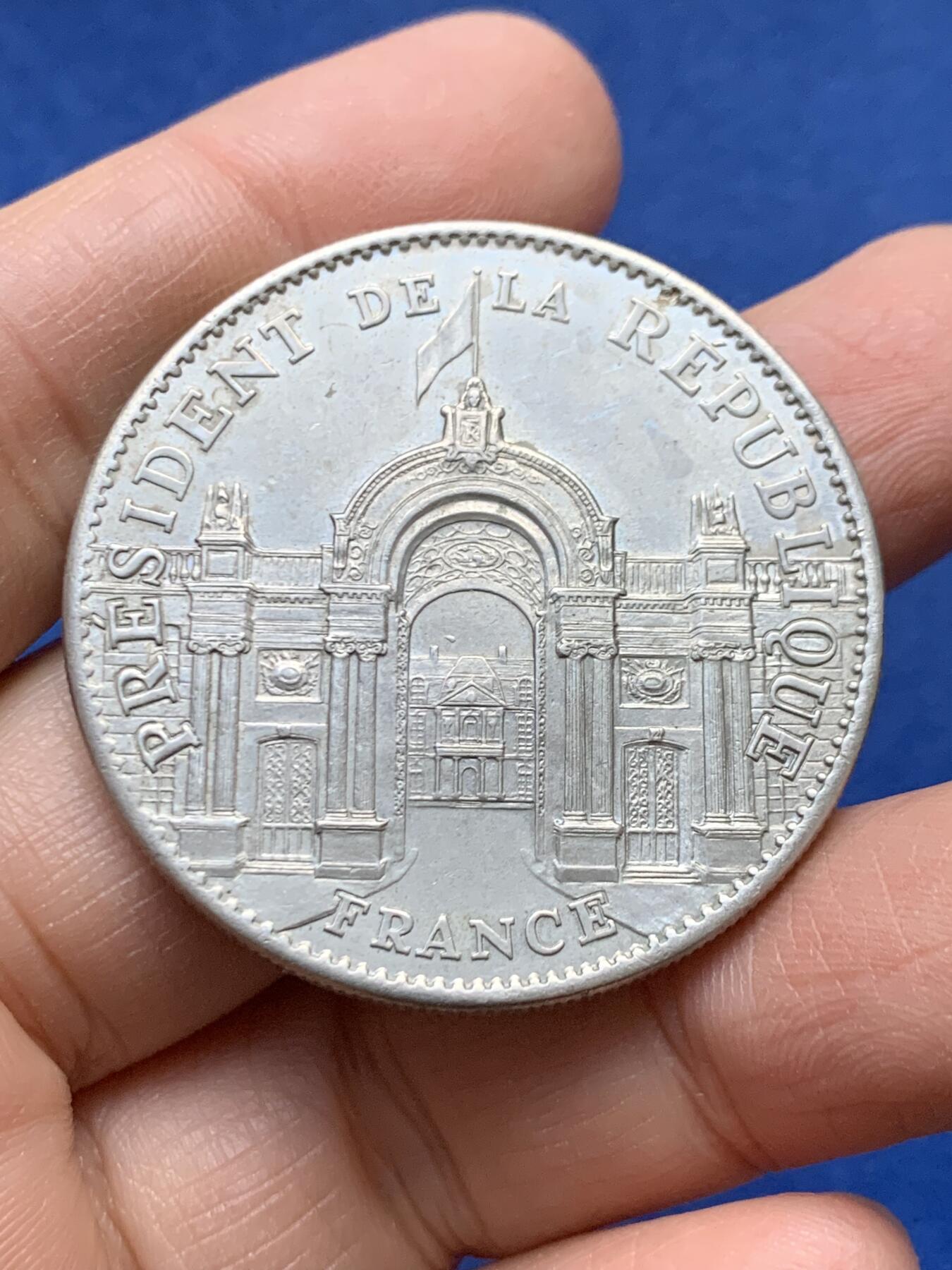 《竞宝斋》第458场 周日，周一，周二   3场连拍 （全场包邮）欢迎送拍 法国总统戴高乐高浮雕精制纪念章 背面爱丽舍宫 WM材质 边有打磨 40.7MM 30.65克