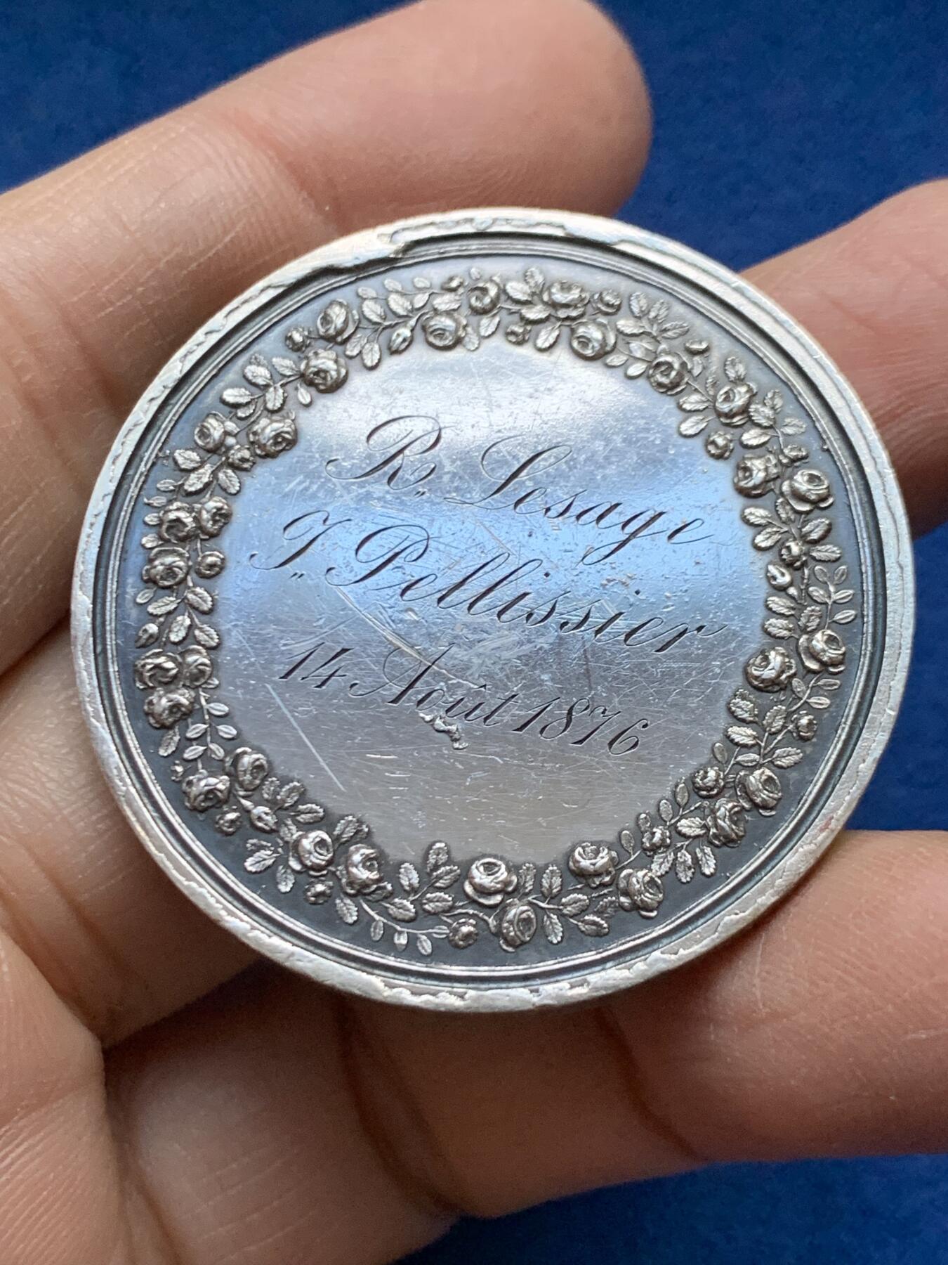 《竞宝斋》第458场 周日，周一，周二   3场连拍 （全场包邮）欢迎送拍 法国早期婚礼纪念银章，由歌颂拿破仑丰功伟绩的章牌大师Andrieu制作，31.1g，41.7mm，早期无边铭