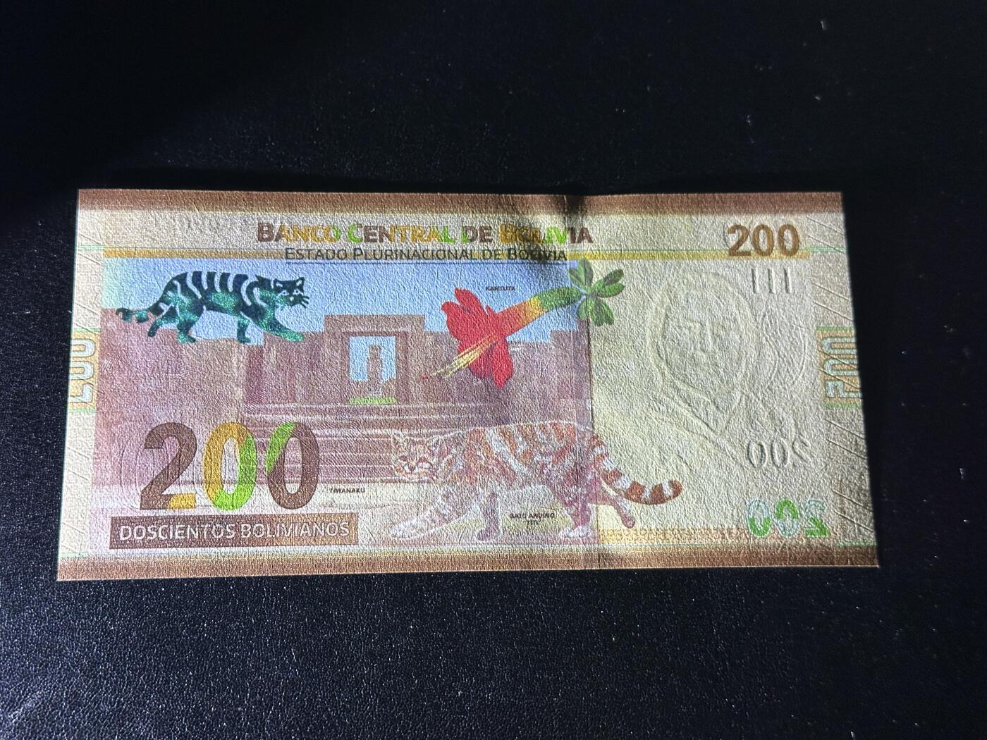 《外钞收藏家》第六百零二期（精品场）（本平台长期征集拍品、欢迎藏友们联系合作） 1986年玻利维亚200 A冠 全新UNC 无47靓号 尾902