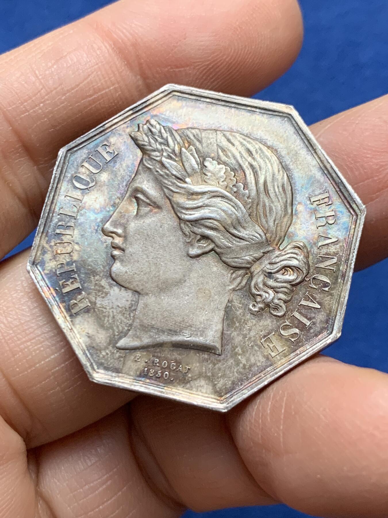 《竞宝斋》第458场 周日，周一，周二   3场连拍 （全场包邮）欢迎送拍 法国八角银质代币，凡尔赛公证人，18.89g，34.8mm，手指边铭，状态犀利