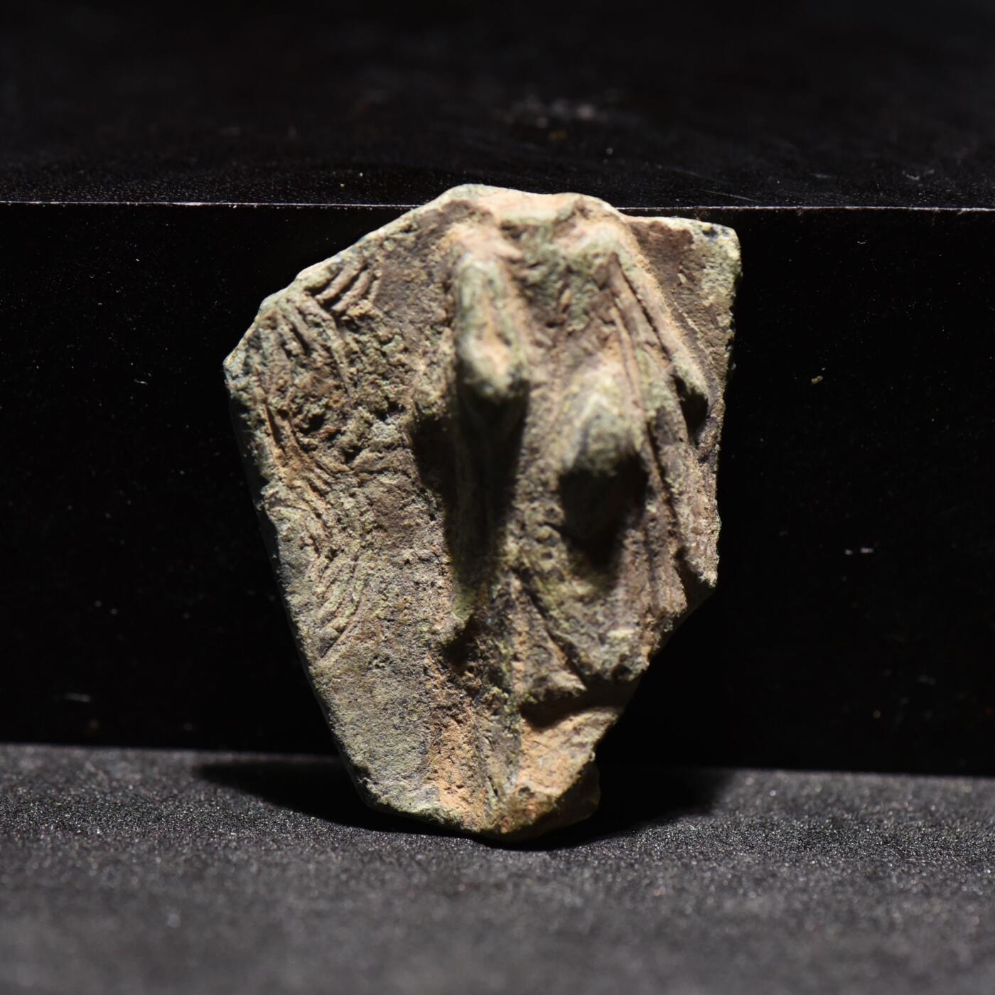 【良泉】【春节前最后一场】2月5日晚19.30点开拍！208组，本场结束后预存钱币的朋友请告知，将连同本场拍品一起邮寄，预祝诸位春节愉快！ 公元4-6世纪【板凳佛】残片，背面带铭文