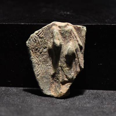 【良泉】【春节前最后一场】2月5日晚19.30点开拍！208组，本场结束后预存钱币的朋友请告知，将连同本场拍品一起邮寄，预祝诸位春节愉快！ - 公元4-6世纪【板凳佛】残片，背面带铭文