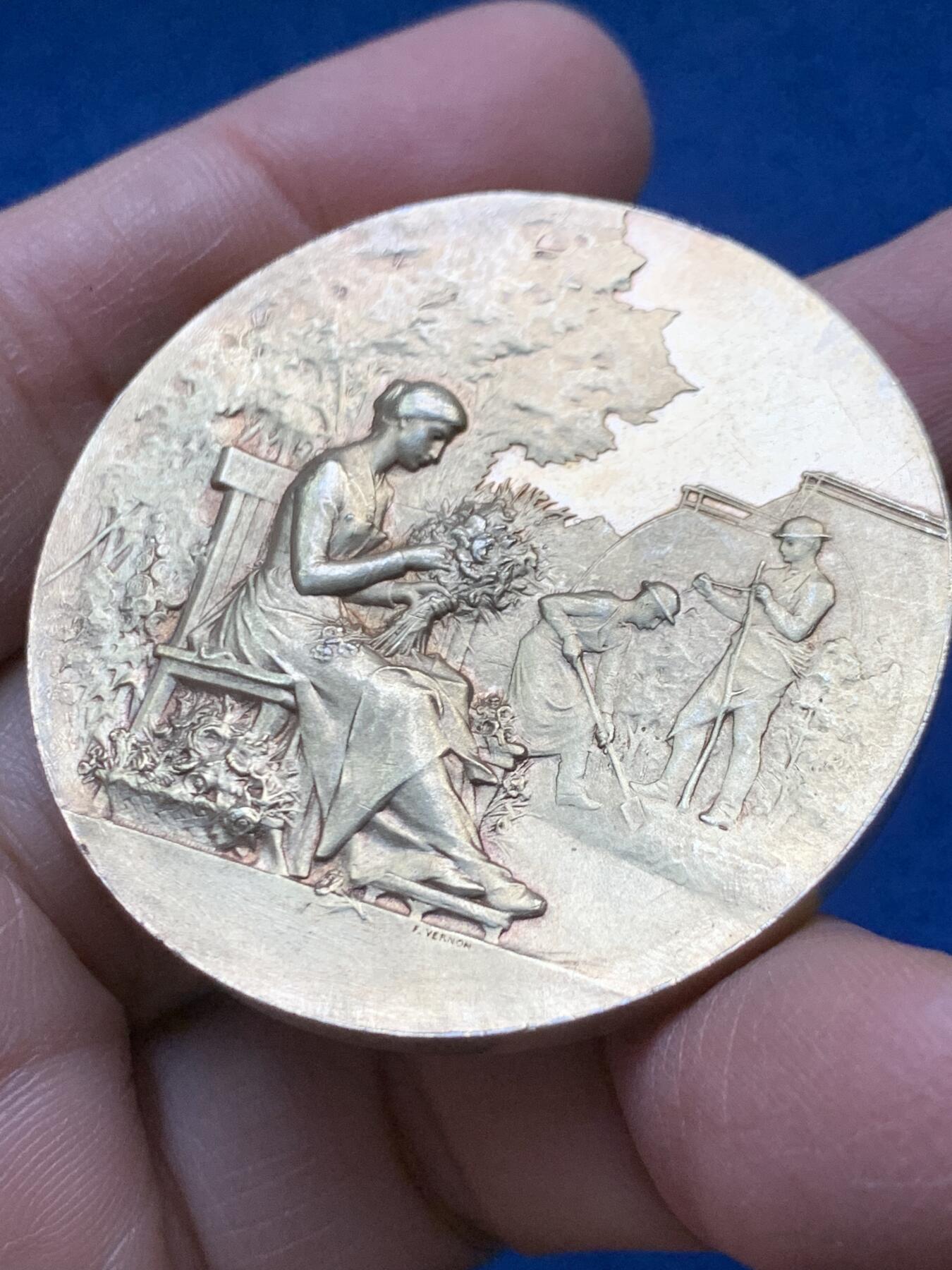 《竞宝斋》第458场 周日，周一，周二   3场连拍 （全场包邮）欢迎送拍 法国文森园艺协会镀金银章，50.5g，46.3mm，边铭：密涅瓦+菱形argent 950/1000边铭