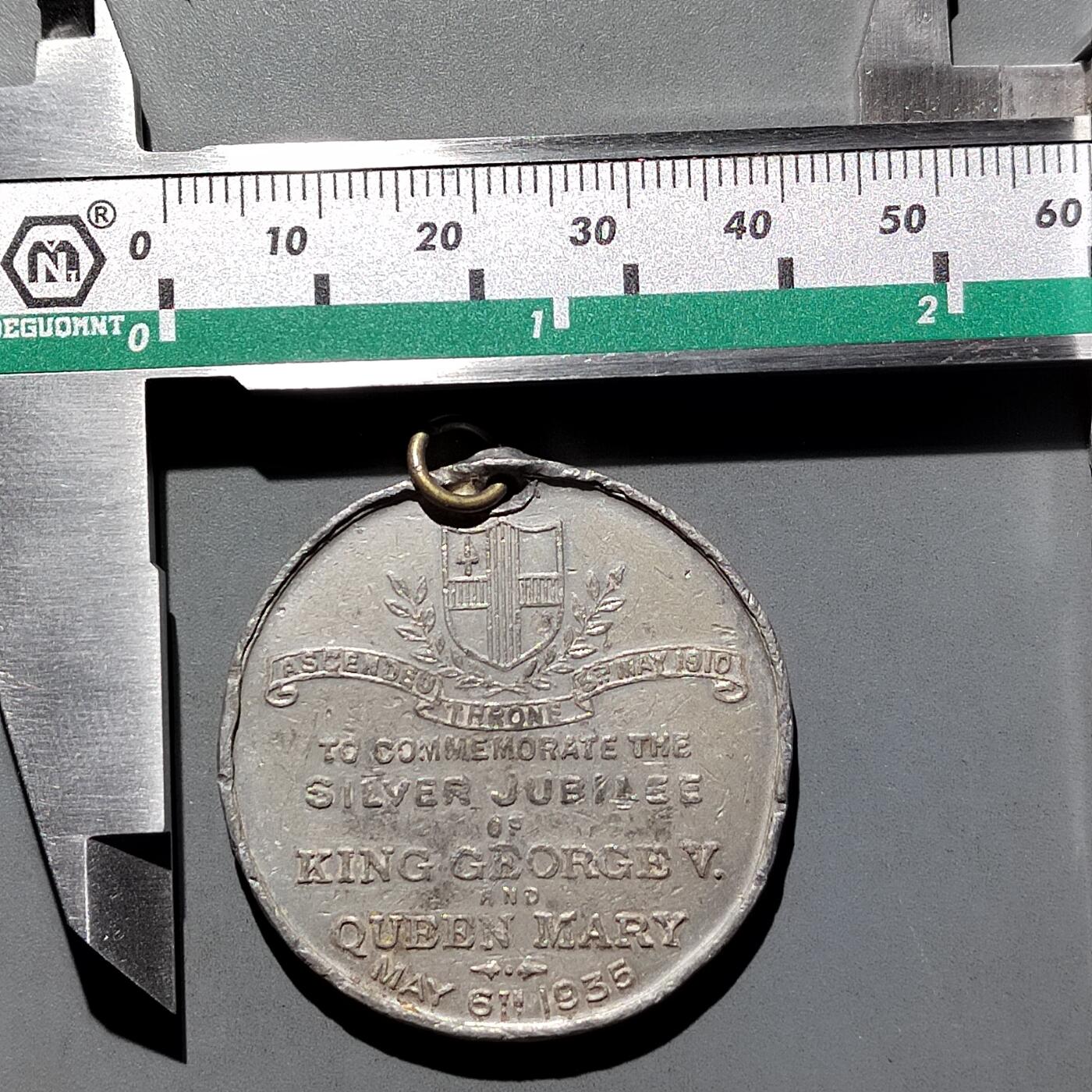 PCAI钱币  14-709  纪念章专场 1935年英国男王锡制纪念章