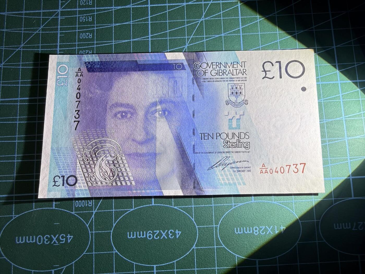 【炜奕收藏】，第五十七期，英联邦女王专场 2010年直布罗陀10镑，UNC品相，AAA首发冠较少