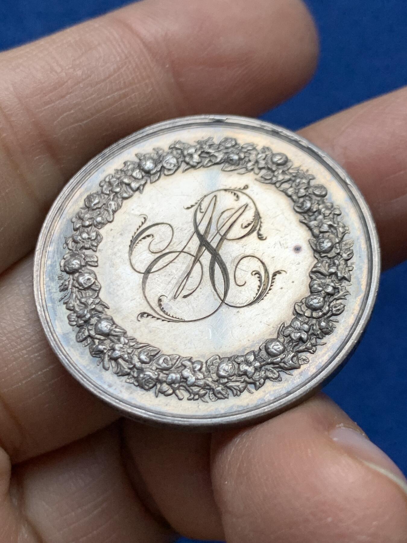 《竞宝斋》第458场 周日，周一，周二   3场连拍 （全场包邮）欢迎送拍 法国结婚纪念银章，15.63g，33.5mm，蜜蜂边铭