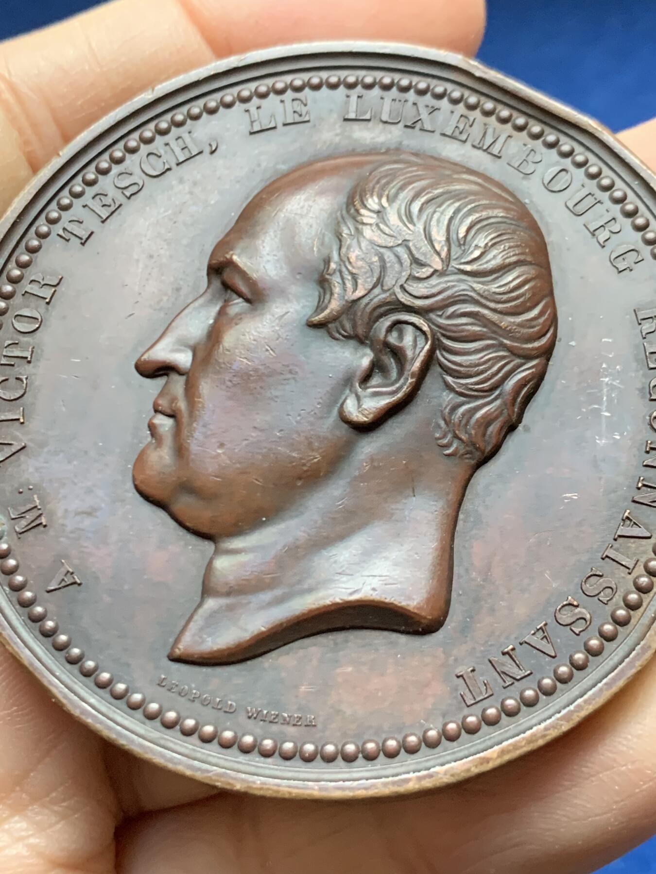 《竞宝斋》第458场 周日，周一，周二   3场连拍 （全场包邮）欢迎送拍 卢森堡L.Wiener铁路开通仪式纪念铜章，91.95g，58.2mm，边有磕