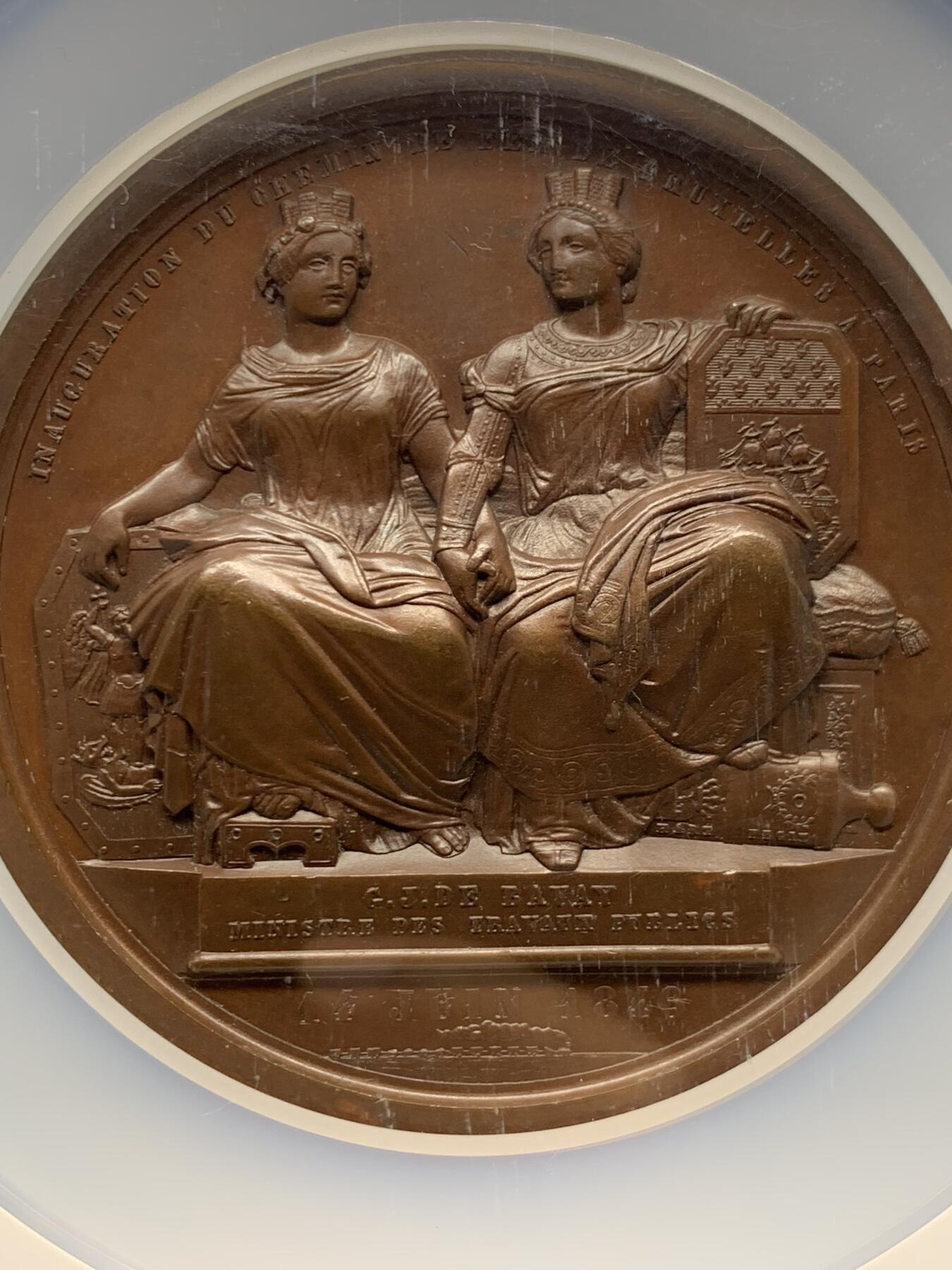 《竞宝斋》第458场 周日，周一，周二   3场连拍 （全场包邮）欢迎送拍 NGC-MS63 比利时布鲁塞尔-法国巴黎铁路通车纪念大铜章，直径73毫米，正面是两个国家的国王利奥波德一世与路易·菲利普一世，背面的两个女神手持代表两个地区的徽章盾牌，超高浮雕，盒子加厚加大