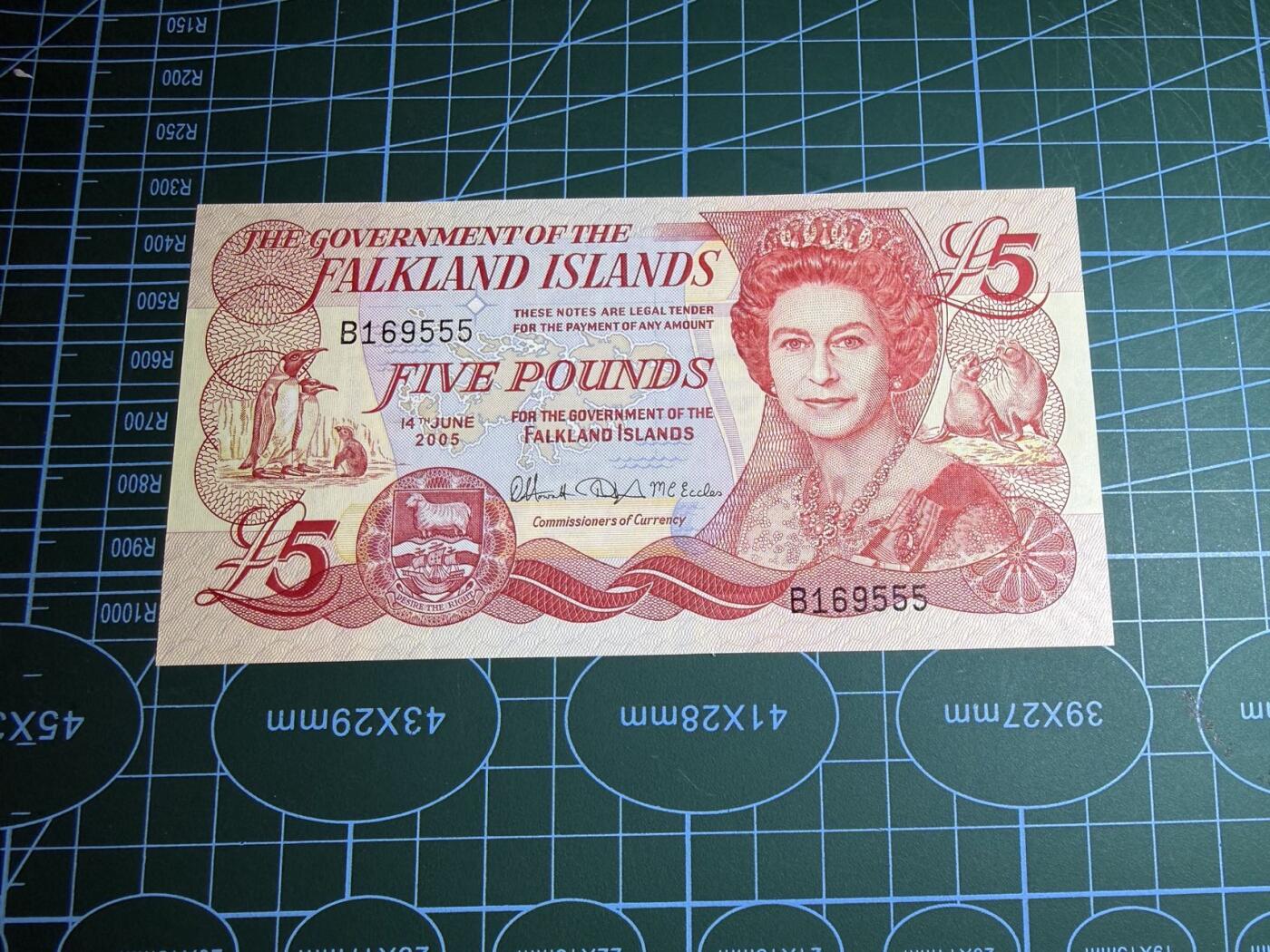 【炜奕收藏】，第五十七期，英联邦女王专场 2005年福克兰群岛5镑，UNC品相，号码无347豹子号