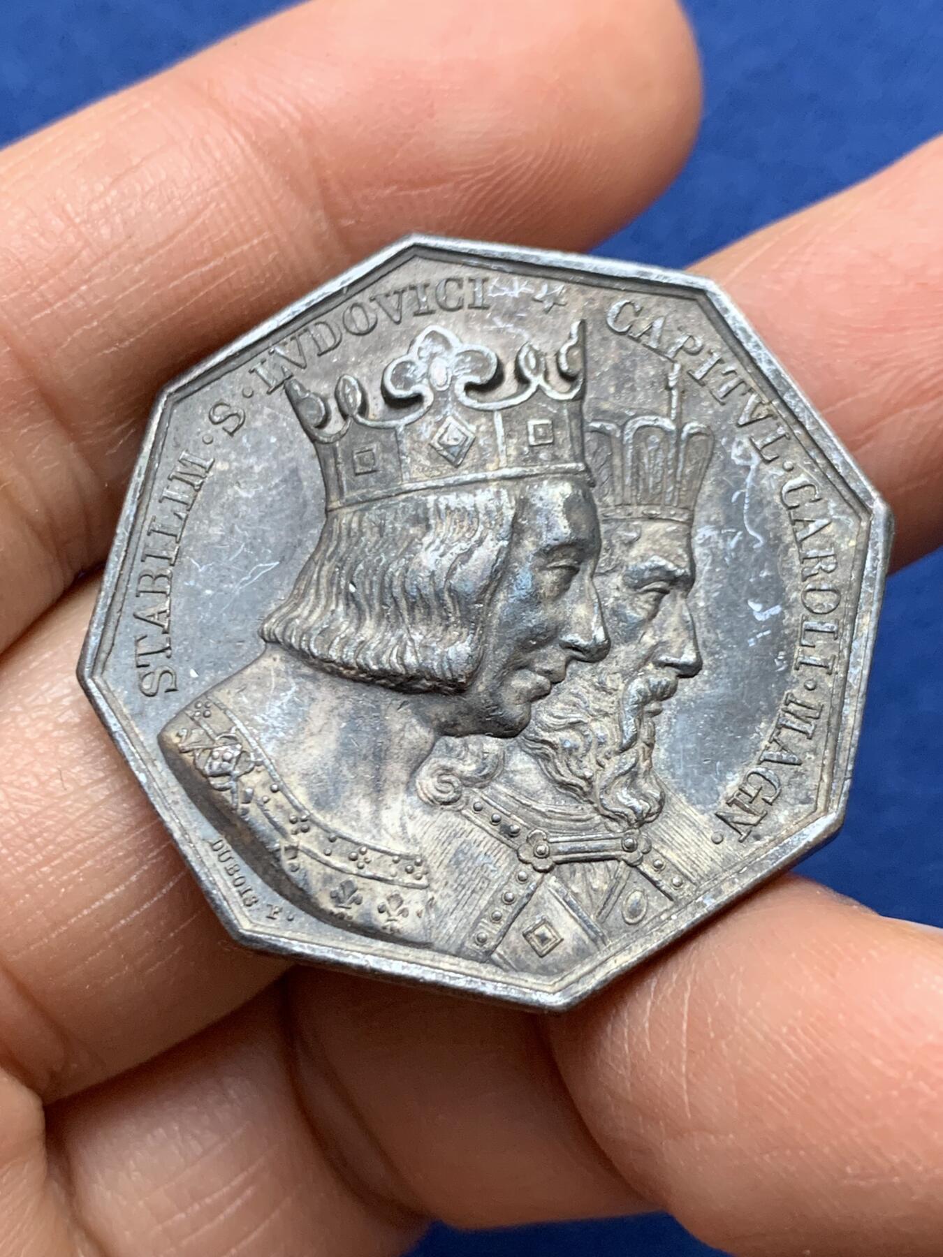 《竞宝斋》第458场 周日，周一，周二   3场连拍 （全场包邮）欢迎送拍 法国八角银质代币，勒阿弗尔公证人，圣路易与查理曼双头像，21.08g，33.7mm，手指边铭