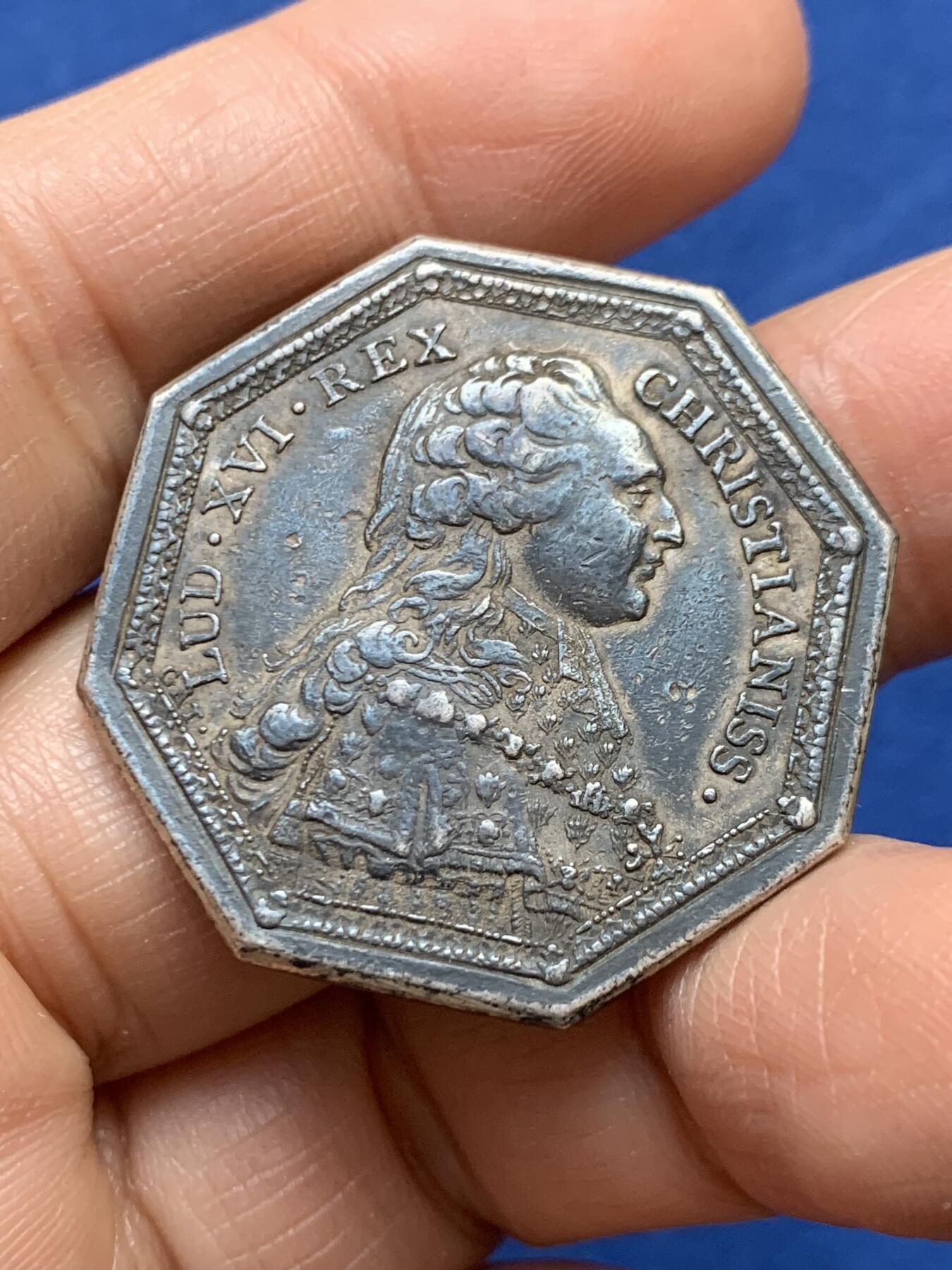 《竞宝斋》第458场 周日，周一，周二   3场连拍 （全场包邮）欢迎送拍 法国八角银质代币，路易十六头像圣灵勋章，17.50g，33.8mm，早期无边铭