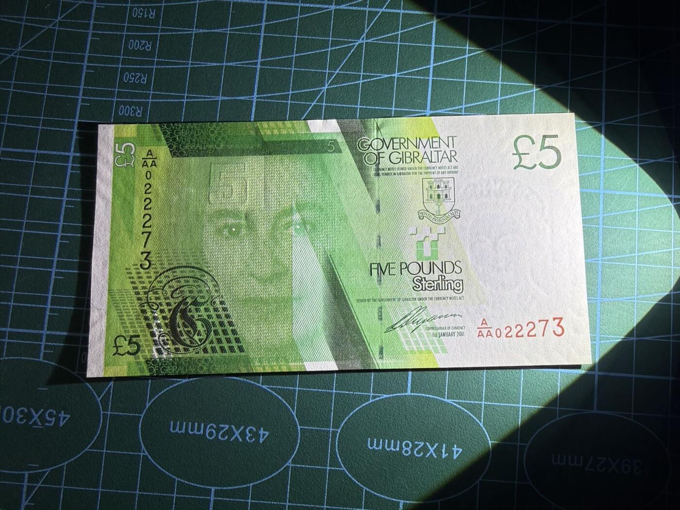 【炜奕收藏】，第五十七期，英联邦女王专场 2011年直布罗陀5镑，UNC品相，AAA首发冠号码无4