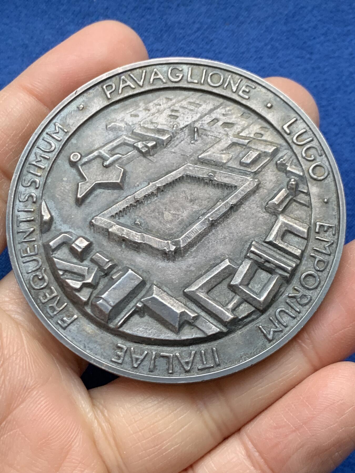 《竞宝斋》第458场 周日，周一，周二   3场连拍 （全场包邮）欢迎送拍 意大利卢戈博览会纪念银章 986银 99.47克 59.7mm