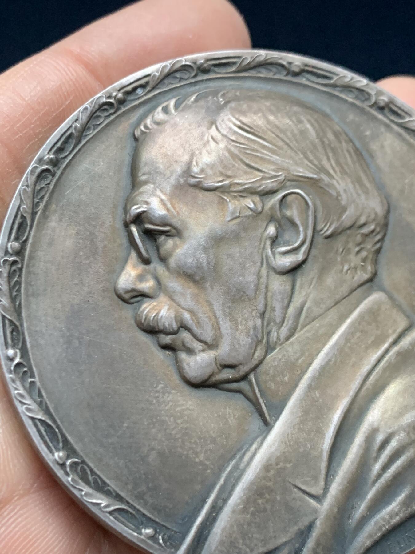 《竞宝斋》第458场 周日，周一，周二   3场连拍 （全场包邮）欢迎送拍 瑞典约翰·埃里克·林德伯格银章，他最著名的作品是设计诺贝尔奖章，106.8，62.4mm，边铭：silver+1928，状态极好