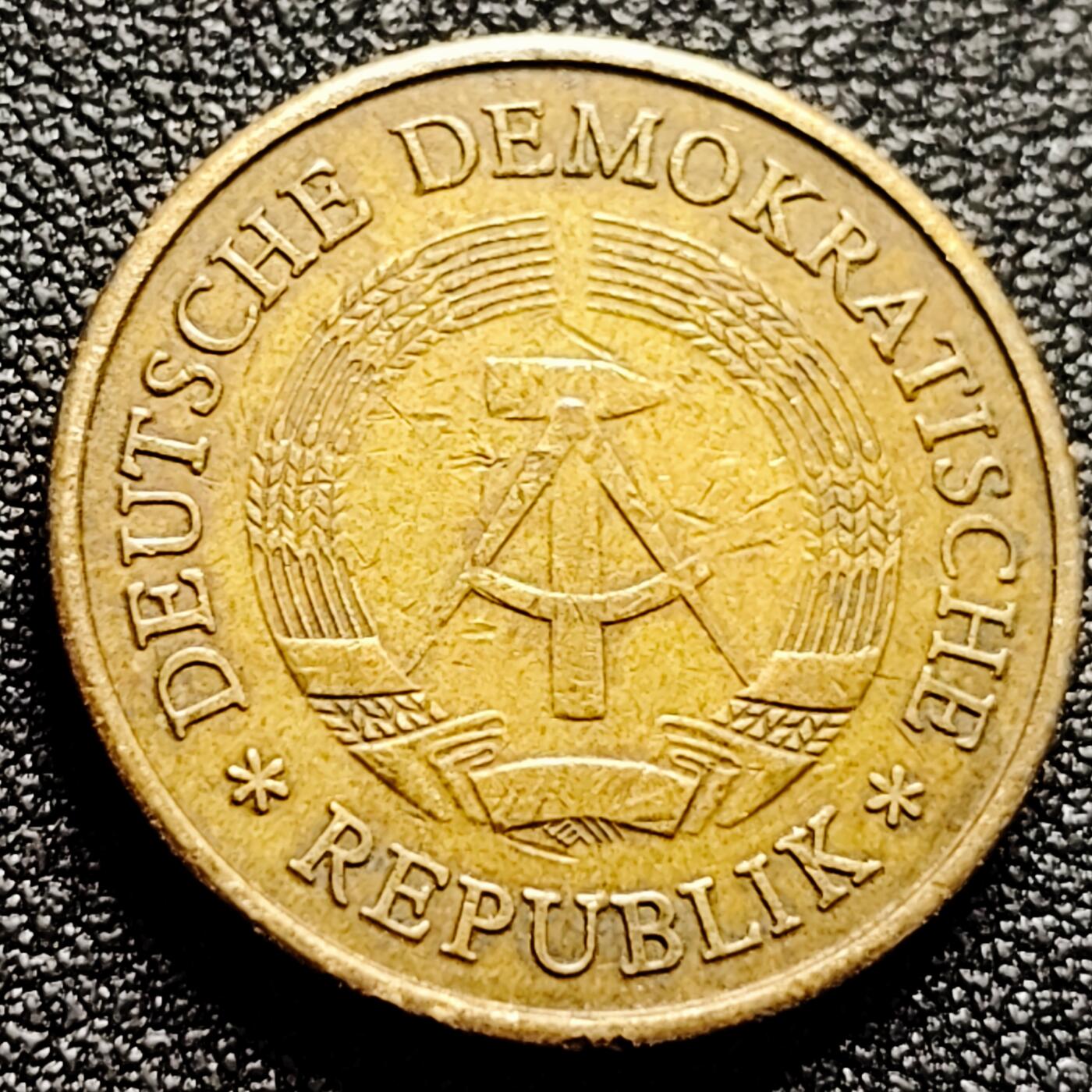 泉币菌-第168场- 精品福利场 民主德国 东德 德意志20芬尼黄铜硬币 1969年 5.4克22.3毫米