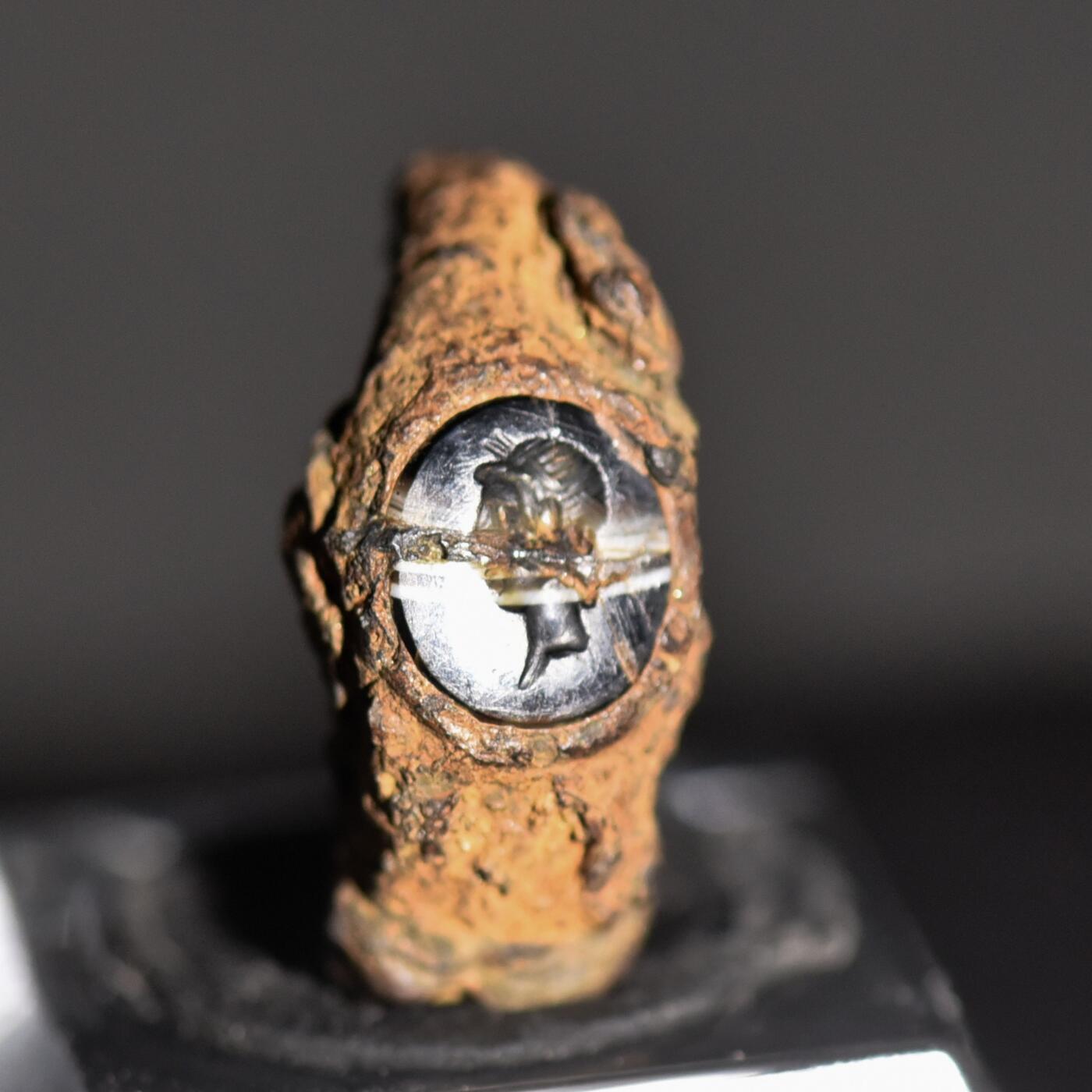 【良泉】【春节前最后一场】2月5日晚19.30点开拍！208组，本场结束后预存钱币的朋友请告知，将连同本场拍品一起邮寄，预祝诸位春节愉快！ 公元1–2世纪【古罗马】缠丝玛瑙材质“青年头像”宝石微雕戒面，原本铁质戒托部分残存