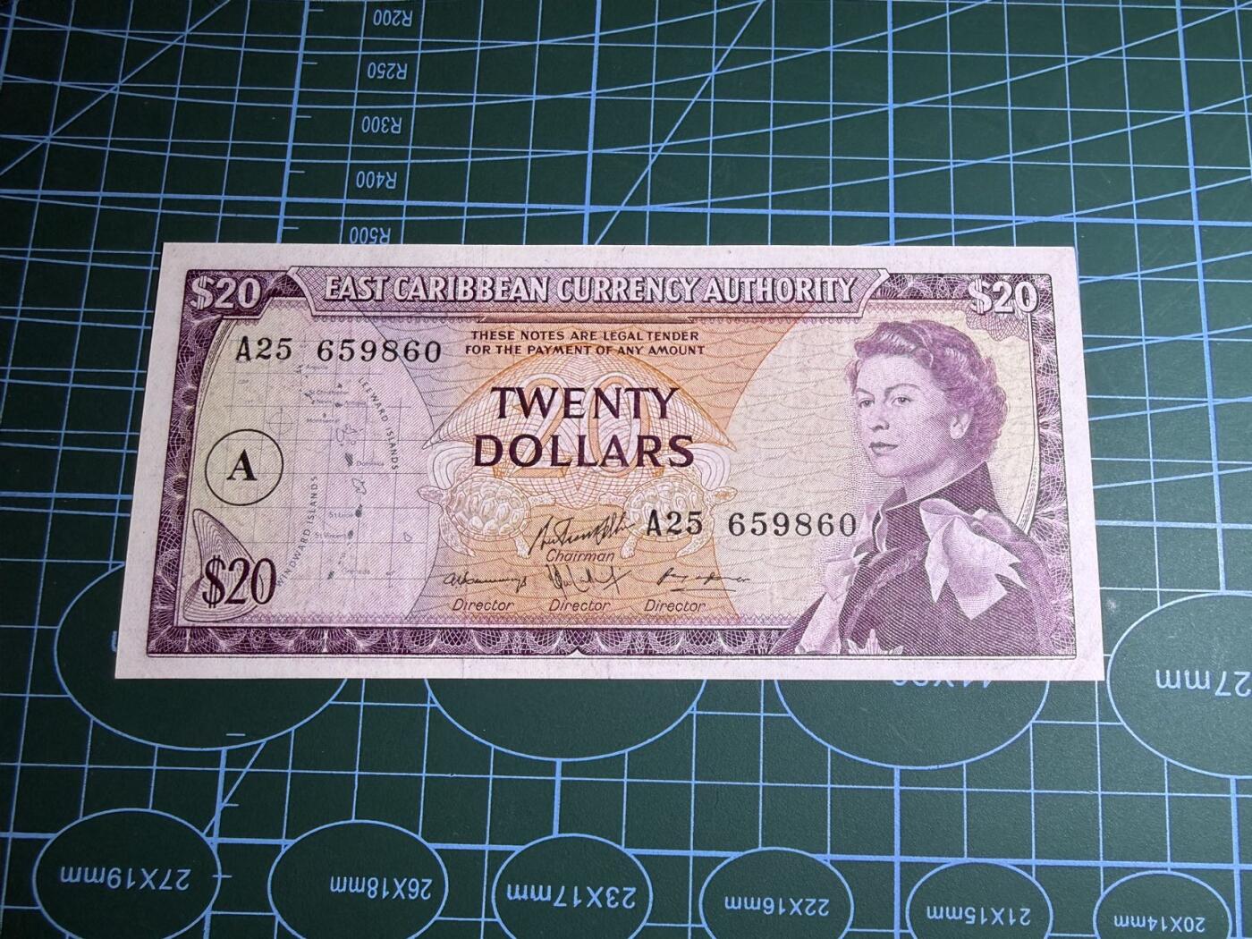 【炜奕收藏】，第五十七期，英联邦女王专场 1965年东加勒比地区20元，品相如图，号码无347，戎装女王像