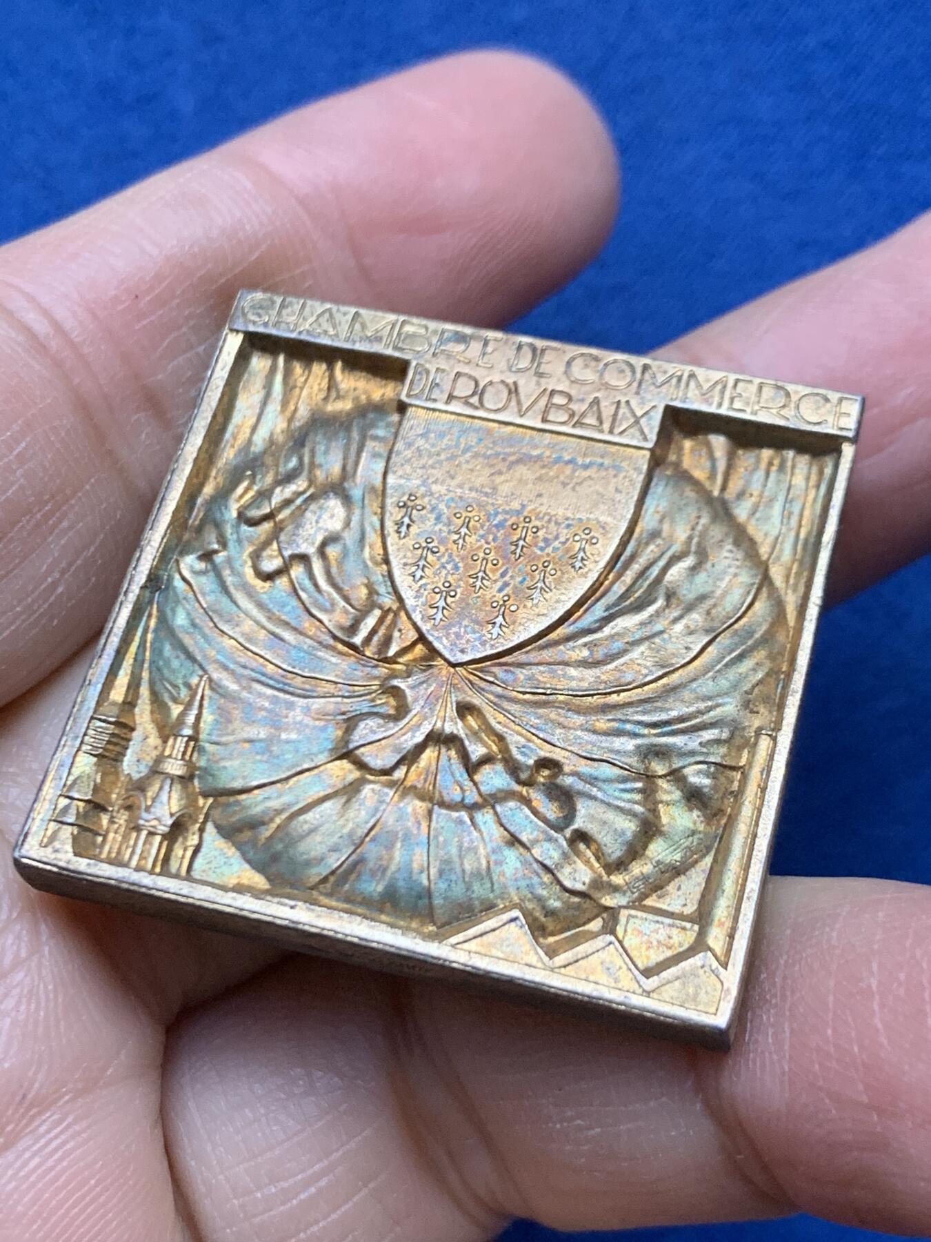 《竞宝斋》第458场 周日，周一，周二   3场连拍 （全场包邮）欢迎送拍 法国鲁贝商会正方形镀金银章，41.4g，34.7mm，丰饶角2argent边铭