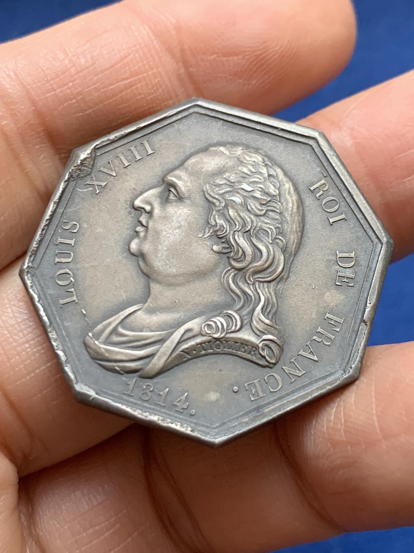 《竞宝斋》第458场 周日，周一，周二   3场连拍 （全场包邮）欢迎送拍 法国八角银质代币，路易十八睡衣半身像巴黎证券交易所，边上流银，无磕无碰，16.22g，32.5mm，早期无边铭