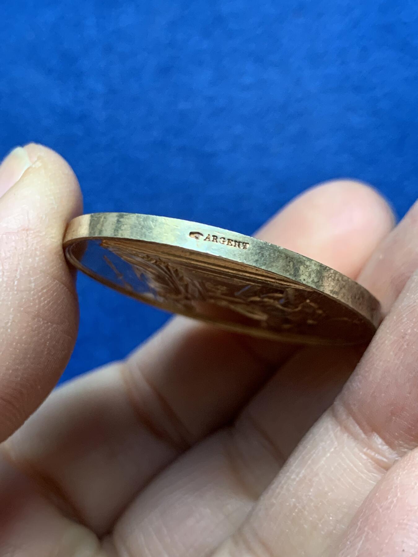 《竞宝斋》第458场 周日，周一，周二   3场连拍 （全场包邮）欢迎送拍 法国结婚纪念镀金银章，18.52g，34.6mm，手指边铭