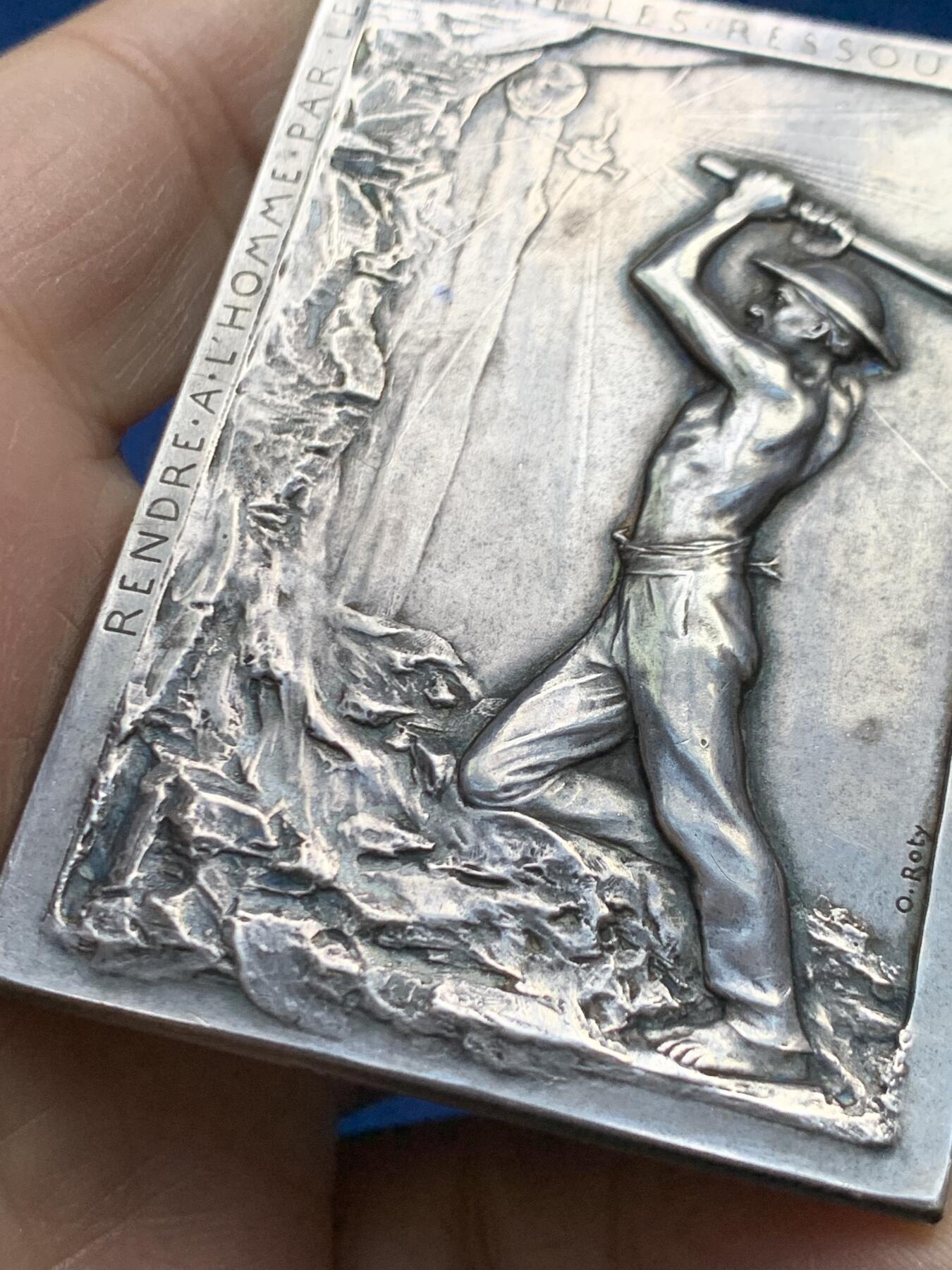 《竞宝斋》第458场 周日，周一，周二   3场连拍 （全场包邮）欢迎送拍 法国纪念章 1899年法国新艺术纪念章 法国朗斯矿业公司定制纪念章 镀银铜章 雕刻大师：O.Roty 直径：48.3*68mm，重量：75.2g，