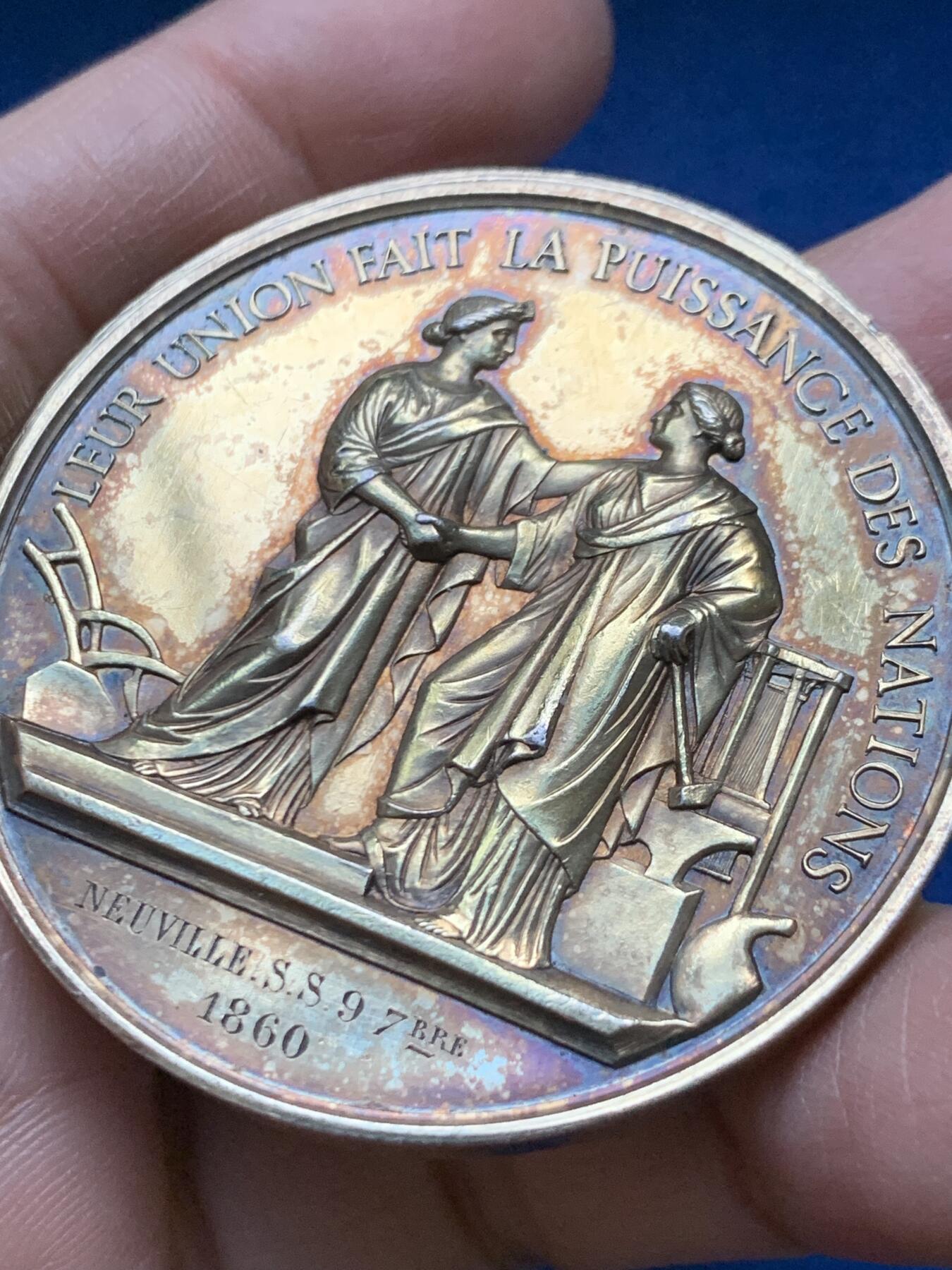 《竞宝斋》第458场 周日，周一，周二   3场连拍 （全场包邮）欢迎送拍 法国里昂和沃格纳雷农业博览会镀金银章，60.9g，50.3mm，手指边铭