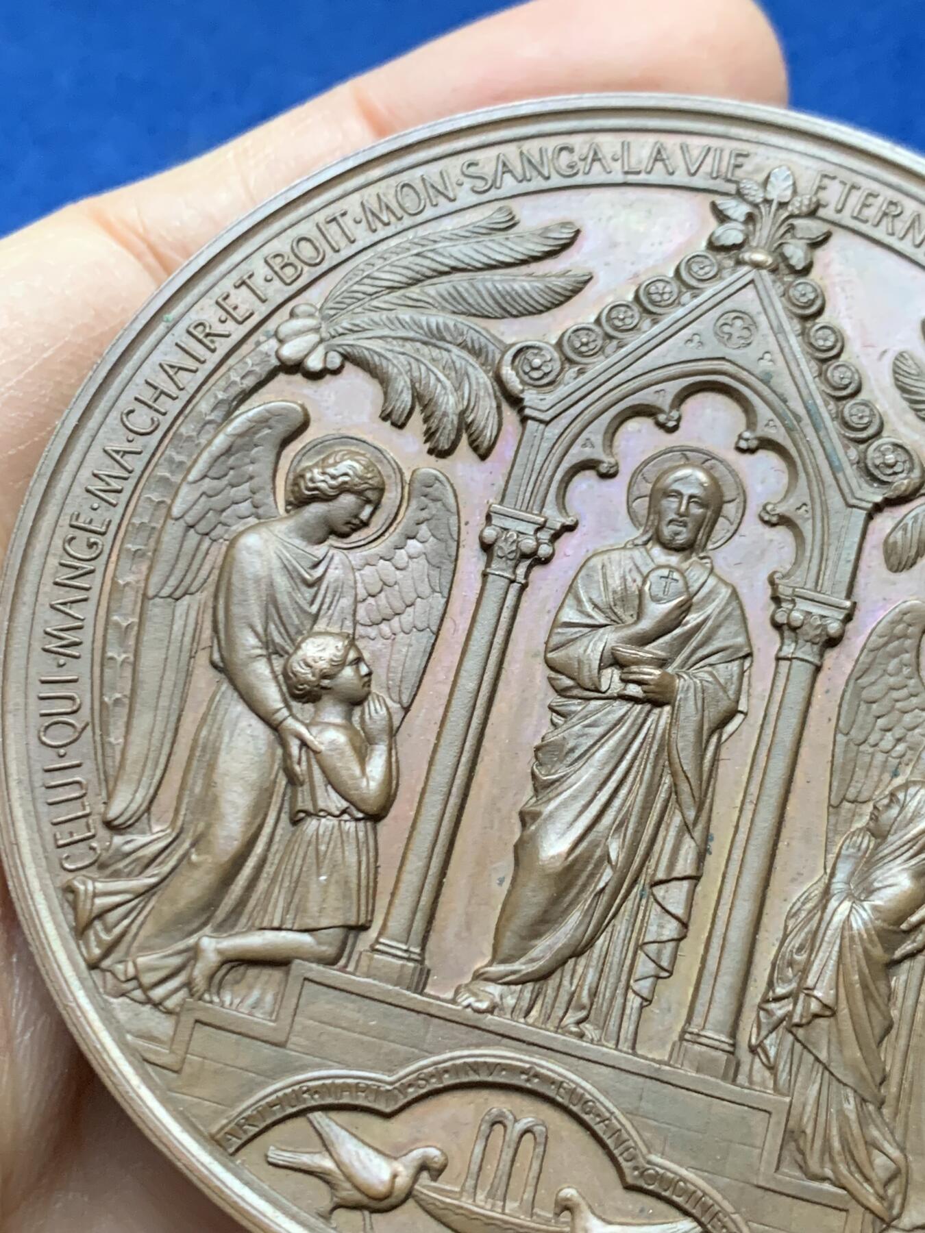 《竞宝斋》第458场 周日，周一，周二   3场连拍 （全场包邮）欢迎送拍 法国洗礼铜章，状态犀利，未颁发刻字，143.85g，68.6mm，蜜蜂边铭