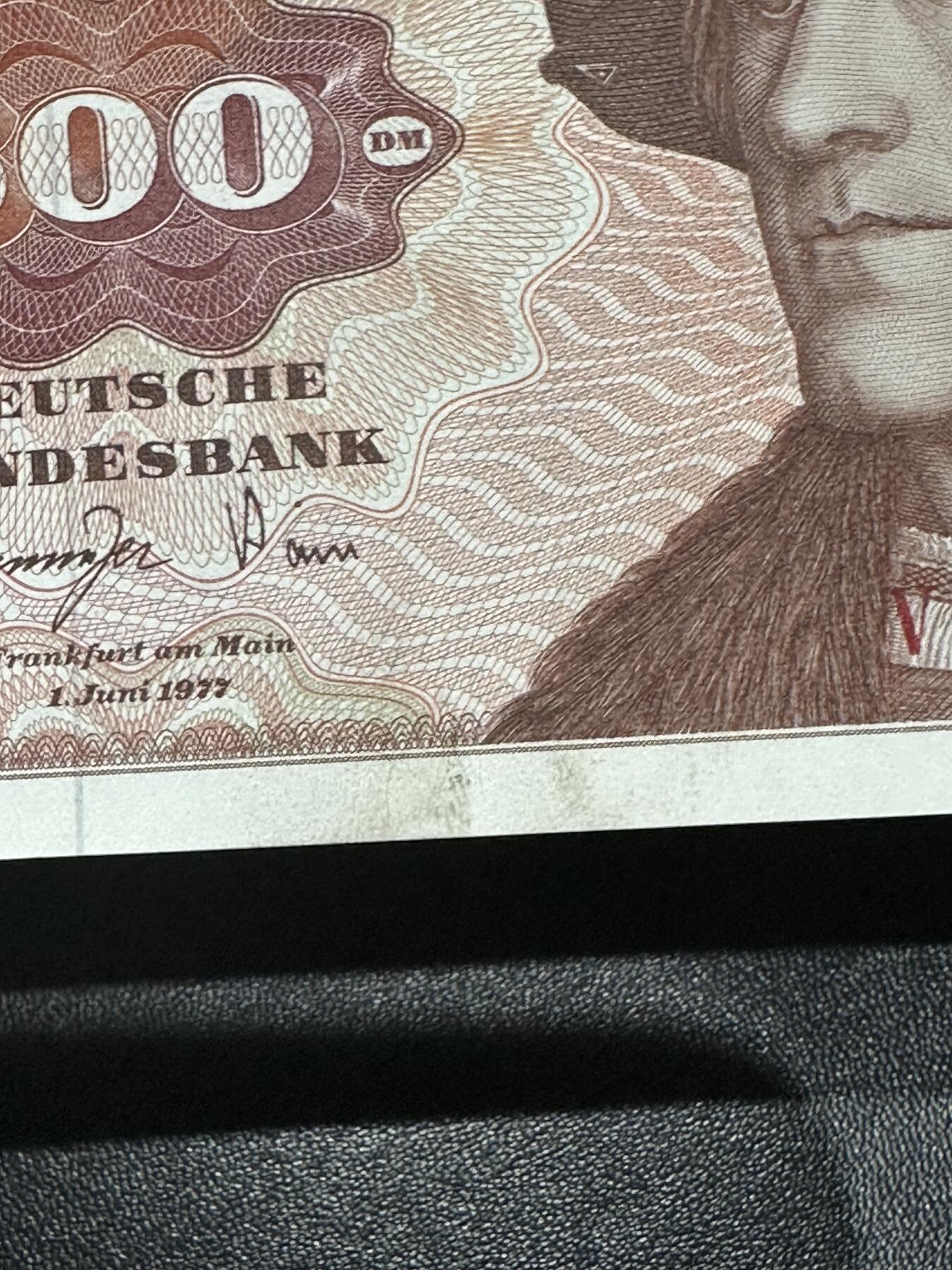 《外钞收藏家》第六百零二期（精品场）（本平台长期征集拍品、欢迎藏友们联系合作） 1977年德国500马克 大副 接近全新 角和边上有瑕疵 2个荧光点