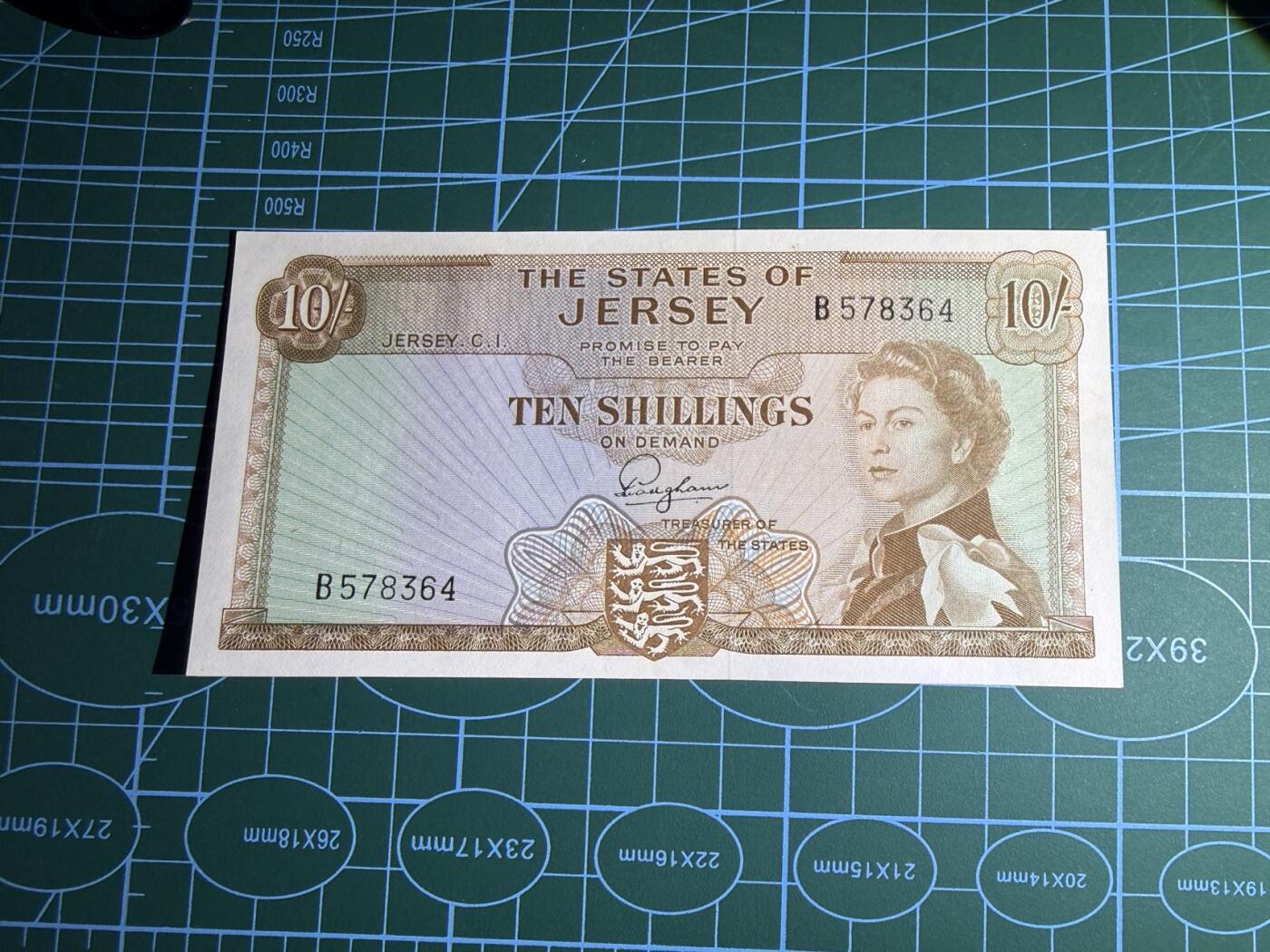 【炜奕收藏】，第五十七期，英联邦女王专场 1963年泽西岛10先令，UNC品相，乱龙号，戎装女王像