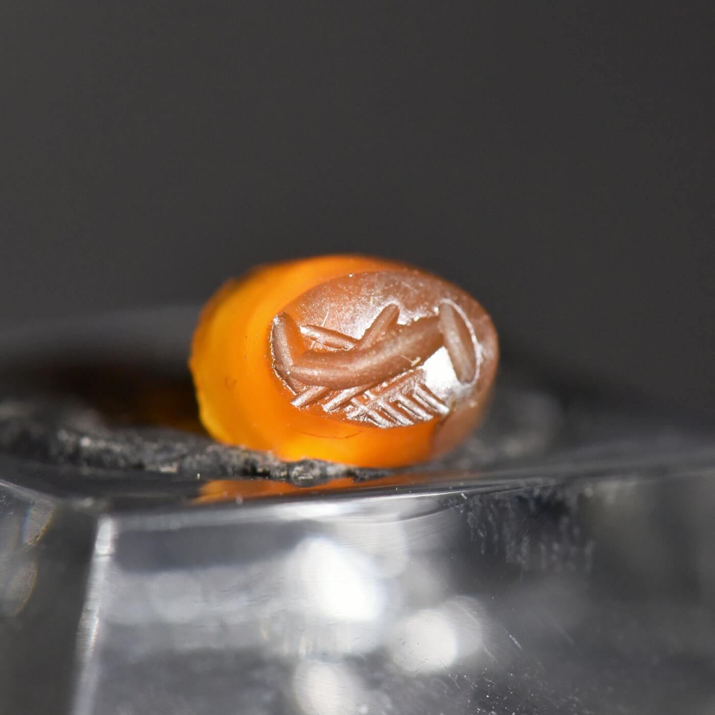 【良泉】【春节前最后一场】2月5日晚19.30点开拍！208组，本场结束后预存钱币的朋友请告知，将连同本场拍品一起邮寄，预祝诸位春节愉快！ 公元 1–3 世纪【古罗马】双手相握（Dextrarum Iunctio）橙色玛瑙微雕戒面印章