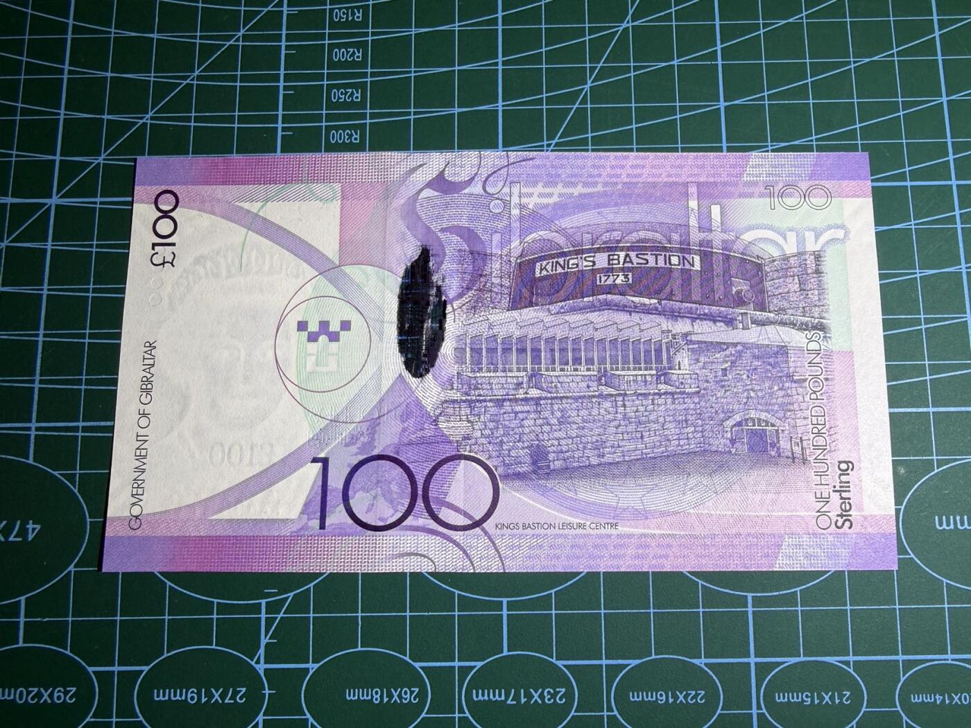 【炜奕收藏】，第五十七期，英联邦女王专场 2011年直布罗陀100镑，UNC品相，AAA首发冠千位号无4