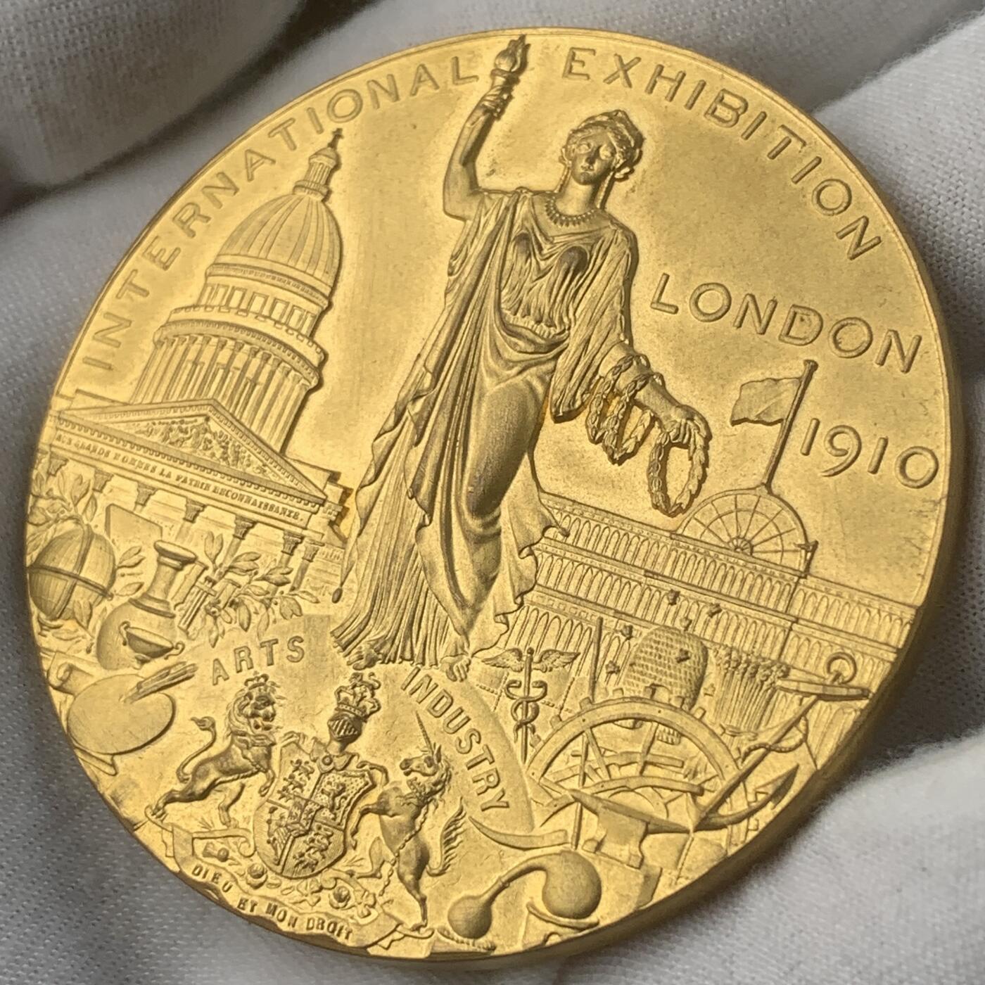 掌中浮雕-藏着的欧洲第049场 英国“1910年伦敦国际（艺术与工业）博览会”镀金铜章 ，60mm，送合适的亚克力盒子