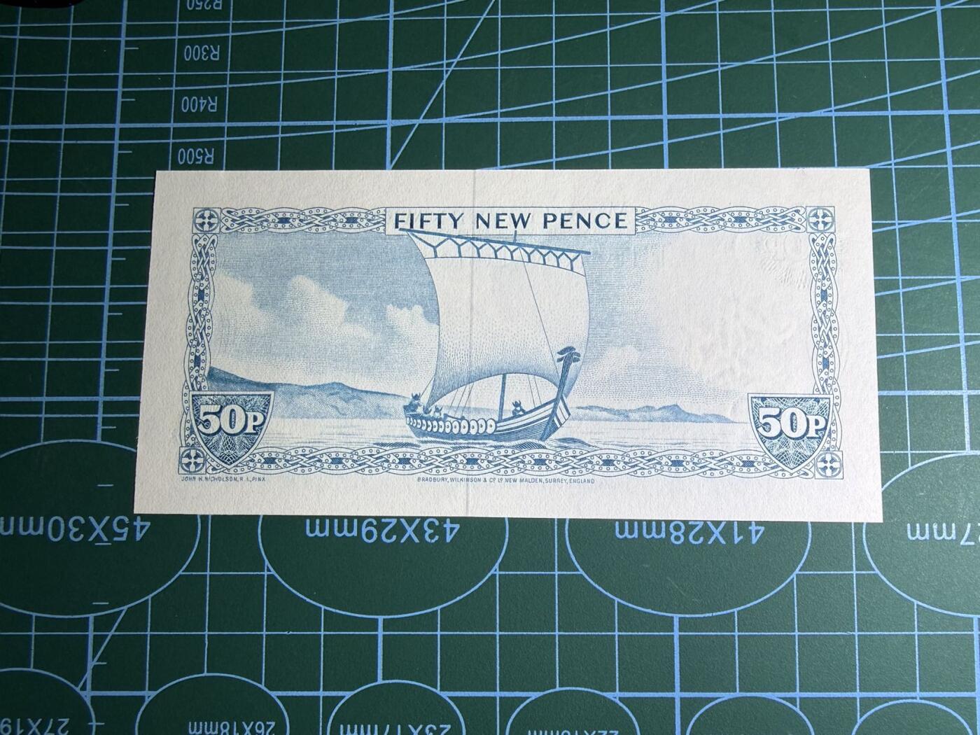 【炜奕收藏】，第五十七期，英联邦女王专场 1979年马恩岛50便士，UNC-品相，边缘轻微压痕，号码无4