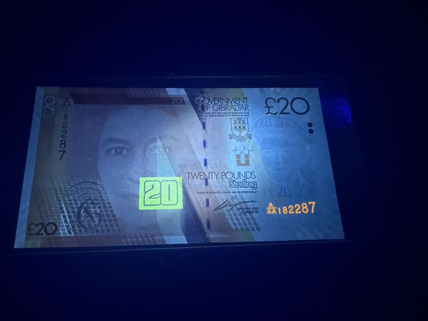 【炜奕收藏】，第五十七期，英联邦女王专场 2011年直布罗陀20镑，UNC品相，AAA首发冠较少，号码无4