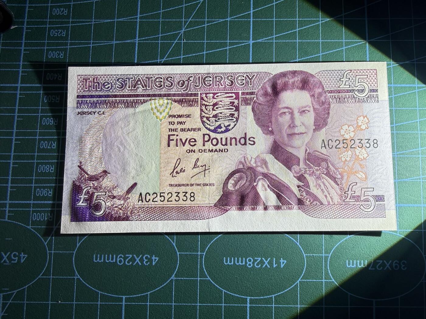 【炜奕收藏】，第五十七期，英联邦女王专场 1989年泽西岛5镑，UNC-品相，轻微压痕，号码无47尾8