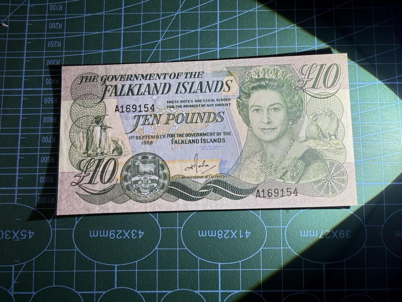 【炜奕收藏】，第五十七期，英联邦女王专场 1986年福克兰群岛10镑，UNC品相，A冠