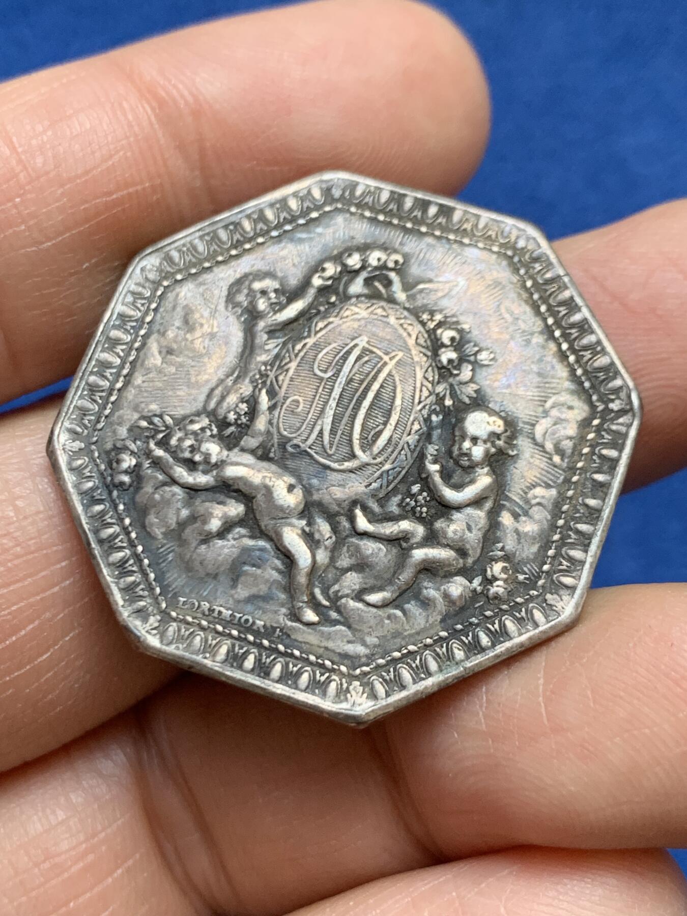 《竞宝斋》第458场 周日，周一，周二   3场连拍 （全场包邮）欢迎送拍 法国“三个小天使”皇家婚姻八角银质代币，16.35g，33.5mm，丰饶角边铭，边有轻磕