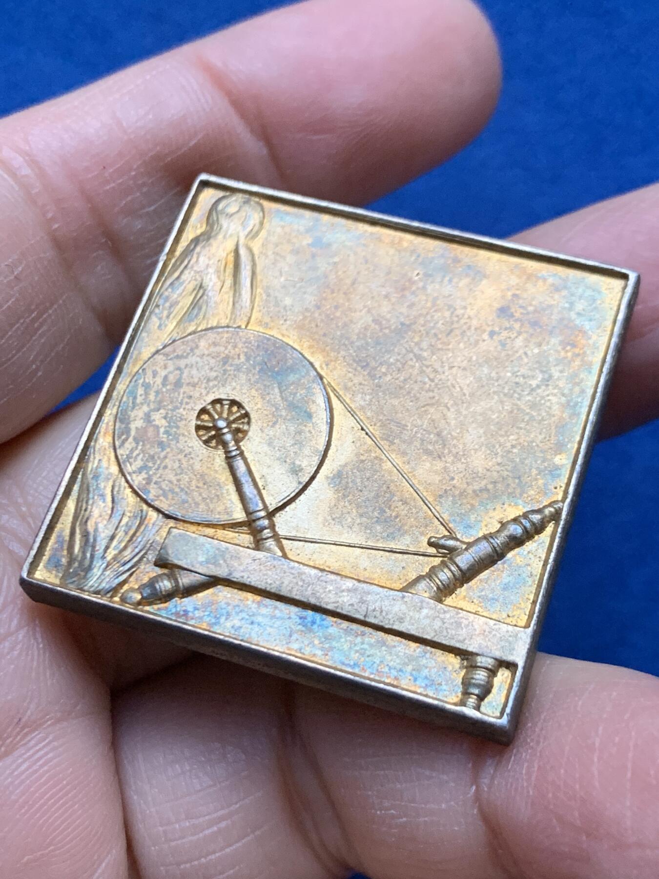 《竞宝斋》第458场 周日，周一，周二   3场连拍 （全场包邮）欢迎送拍 法国鲁贝商会正方形镀金银章，41.4g，34.7mm，丰饶角2argent边铭