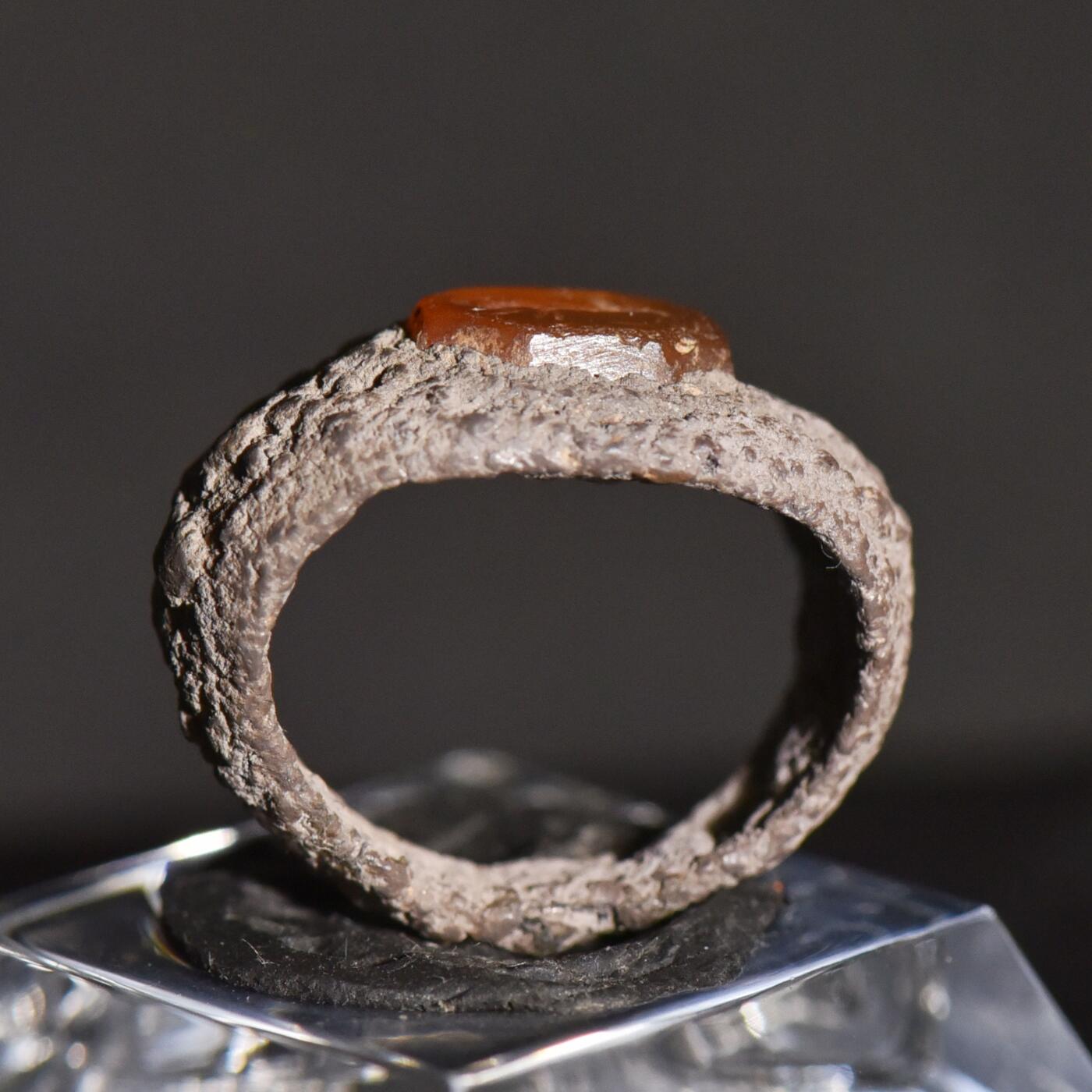 【良泉】【春节前最后一场】2月5日晚19.30点开拍！208组，本场结束后预存钱币的朋友请告知，将连同本场拍品一起邮寄，预祝诸位春节愉快！  公元1–3世纪【古罗马】橙色玛瑙材质“狼捕食兔子”宝石微雕戒面，古罗马时代的银质原镶戒托完好