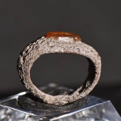 【良泉】【春节前最后一场】2月5日晚19.30点开拍！208组，本场结束后预存钱币的朋友请告知，将连同本场拍品一起邮寄，预祝诸位春节愉快！ -  公元1–3世纪【古罗马】橙色玛瑙材质“狼捕食兔子”宝石微雕戒面，古罗马时代的银质原镶戒托完好