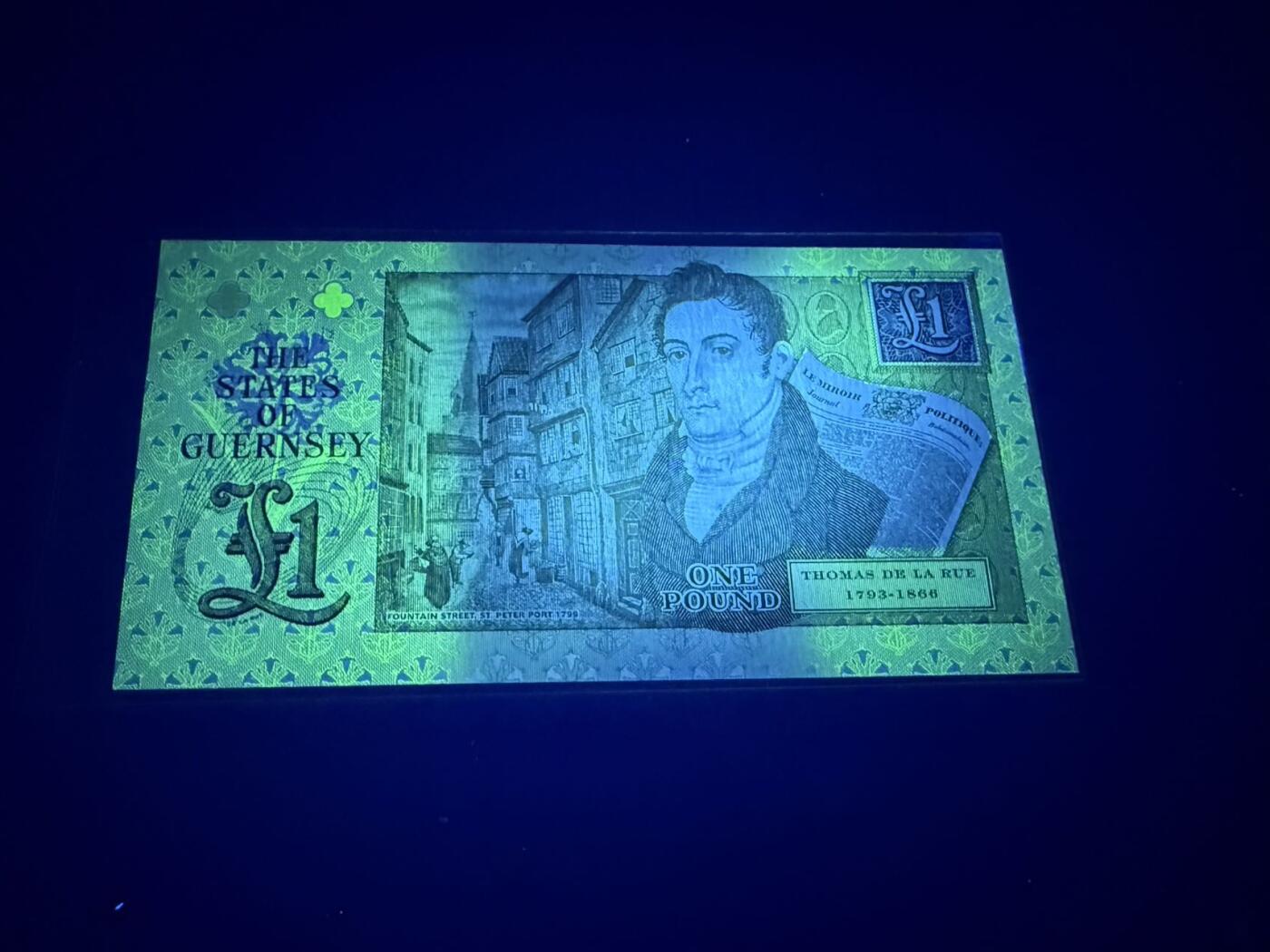 【炜奕收藏】，第五十七期，英联邦女王专场 2013年根西岛1镑纪念钞，UNC品相，号码无4