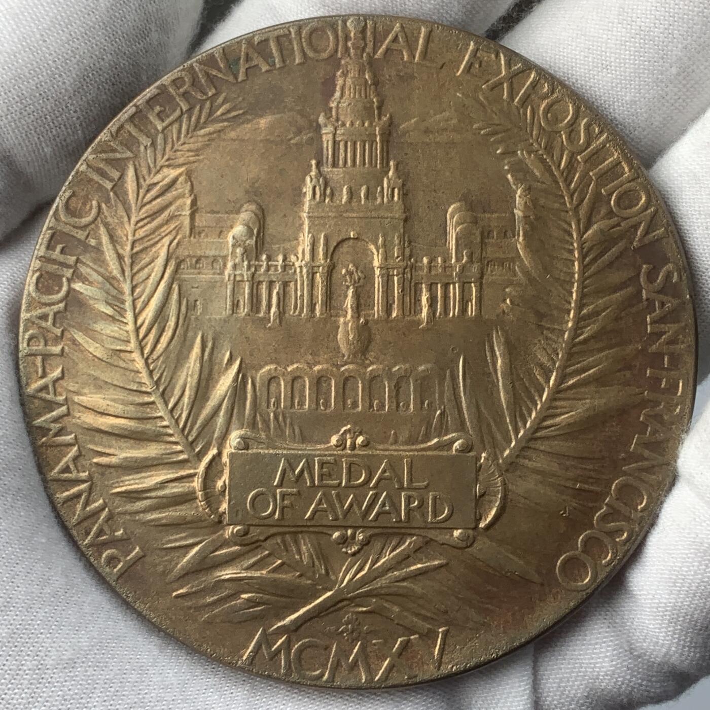 掌中浮雕-藏着的欧洲第049场 1915年美国巴拿马世博会纪念章，70mm，原盒！ 1915年中国张裕葡萄酒荣获巴拿马世博会金奖，末图摄于中国烟台张裕葡萄酒博物馆。